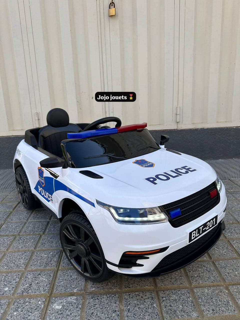 VOITURE RANGE ROVER POLICE 🔵🔴ELECTRIQUE 12V ⚡️

‎🎁🎊🎊 عرض خااااااص 🎊🎊🎁

✔️Batterie 12V7Ah. 
✔️4 Moteurs 💪.
✔️Télécommande 2,4 GHz.
✔️Fonction balançoire.
✔️Lumière Av et Ar LED.  
✔️Lumière de Police 🔴🔵. 
✔️Siréne de Police 🔴🔵. 
✔️Les amortisseurs. 
✔️3 Niveaux de Vitesse. 
✔️Design ergonomique.
✔️USB et Aux pour la musique.
✔️Bleutooth. 
✔️Carte SD. 
✔️Tranche d'âge : 1 à 7 ans. 
✔️Portes ouvrables. 
✔️Vitesse maximale : 10km/h
✔️Ceinture de sécurité.
✔️ Capacité de charge : 60 Kgs.

✅Les couleurs : Noir / Blanc / Rouge✅

‎📦🚚التوصيل مجاني لجميع المدن مع الدفع عند الإستلام. الدار البيضاء, المغرب


**إذا كنت صاحب هذا الإعلان وتريد حذفه لأي سبب، رجاءا أرسل رسالة إلى الدعم الفني**