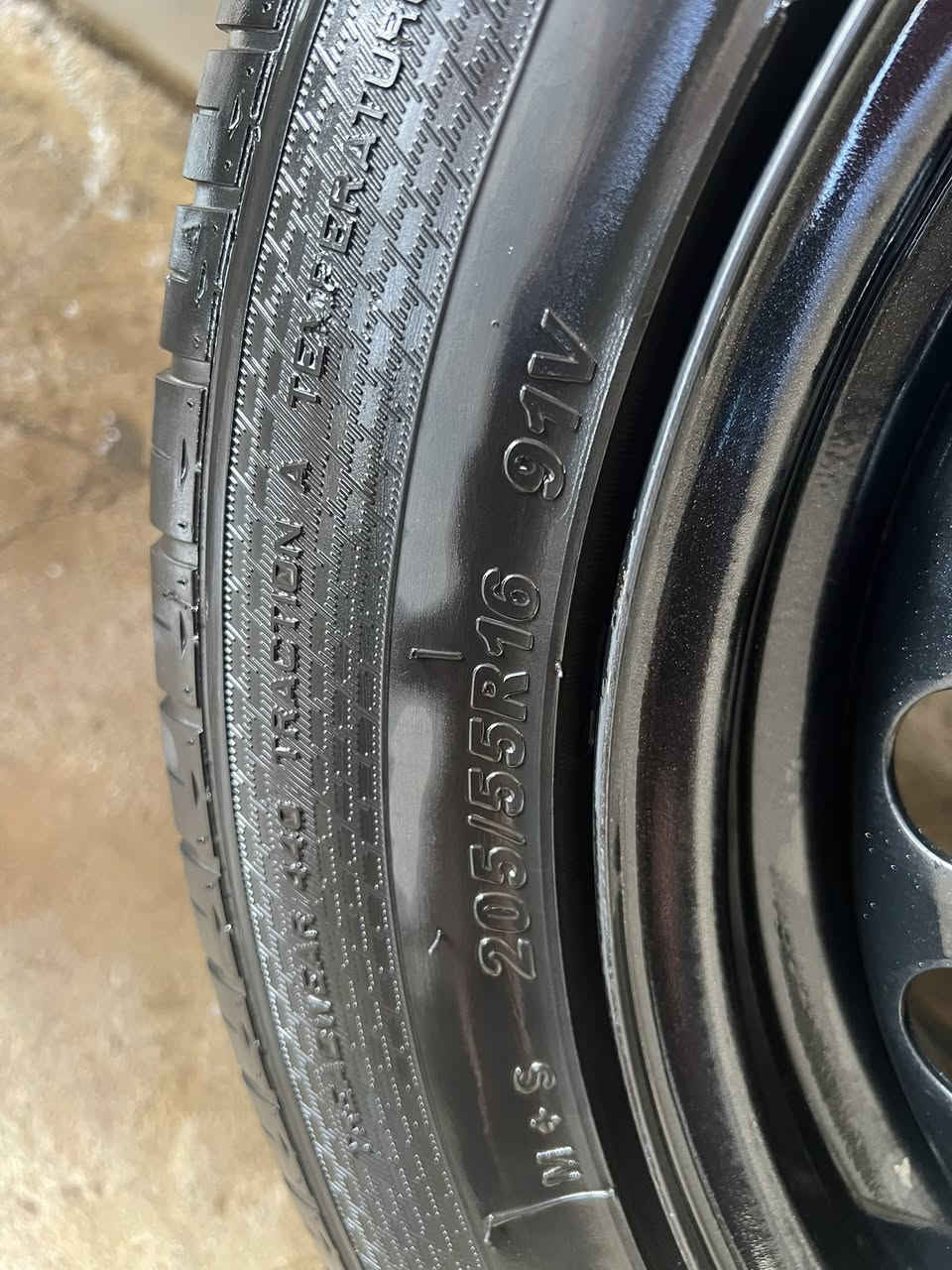 السلام عليكم
تخم ويل حديد كوري أصلي مال صول موديل 24 
قياس الويل 16 
قياس التايرات اللي بي 205/55/16 
نوع التايرات comforser 
مستعملات شهر فقط 
السعر 300 ألف 
يرهمن فورتي جي تي لاين - صول - كورلا - كامري 
للتواصل واتساب *********** 
او اتصال ***********
