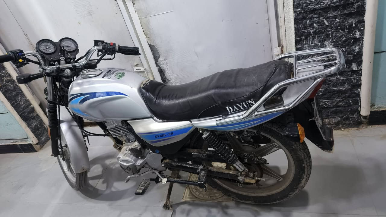 سلام عليكم دراجه دايوان عضم  موديل 20 وراق صولي دراجه مال جناي نضيفه انضف من صور  نكره سلف كهرباياته كله شغاله  سعر واحد و 50 ألف مكاني كربلاء ***********
