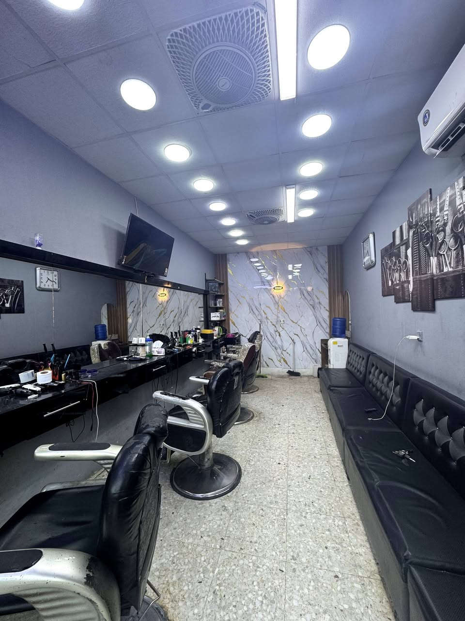 ✂️🔥 محل حلاقة للبيع – شغل جاهز ودخل مضمون 🔥✂️
فرصة ذهبية للي يريد يبدأ مشروعه فوراً بدون تعب وتجهيز 💈
محل حلاقة متكامل وشغال 100% ميّة بالميّة وزبائنه ثابتين.
💈 التفاصيل:
✅ 4 كراسي حلاقة بحالة ممتازة
✅ ديكور حديث ومرتب
✅ أدوات كاملة وجاهزة للعمل
✅ إنارة وتنظيم احترافي
✅ عدد زبائن يومي مستمر
✅ دخل يومي ممتاز
📍 الموقع: بغداد – الشعلة – شارع 60 – مدخل الدوانم
📞 للتواصل واتساب أو فيسبوك: ***********
🔹 سبب البيع: التفرغ لأعمال أخرى
🔹 السعر مناسب وقابل للنقاش للجادين فقط
اللي يدور مشروع جاهز ويبدأ يربح من أول يوم، هاي فرصته 💪🔥
