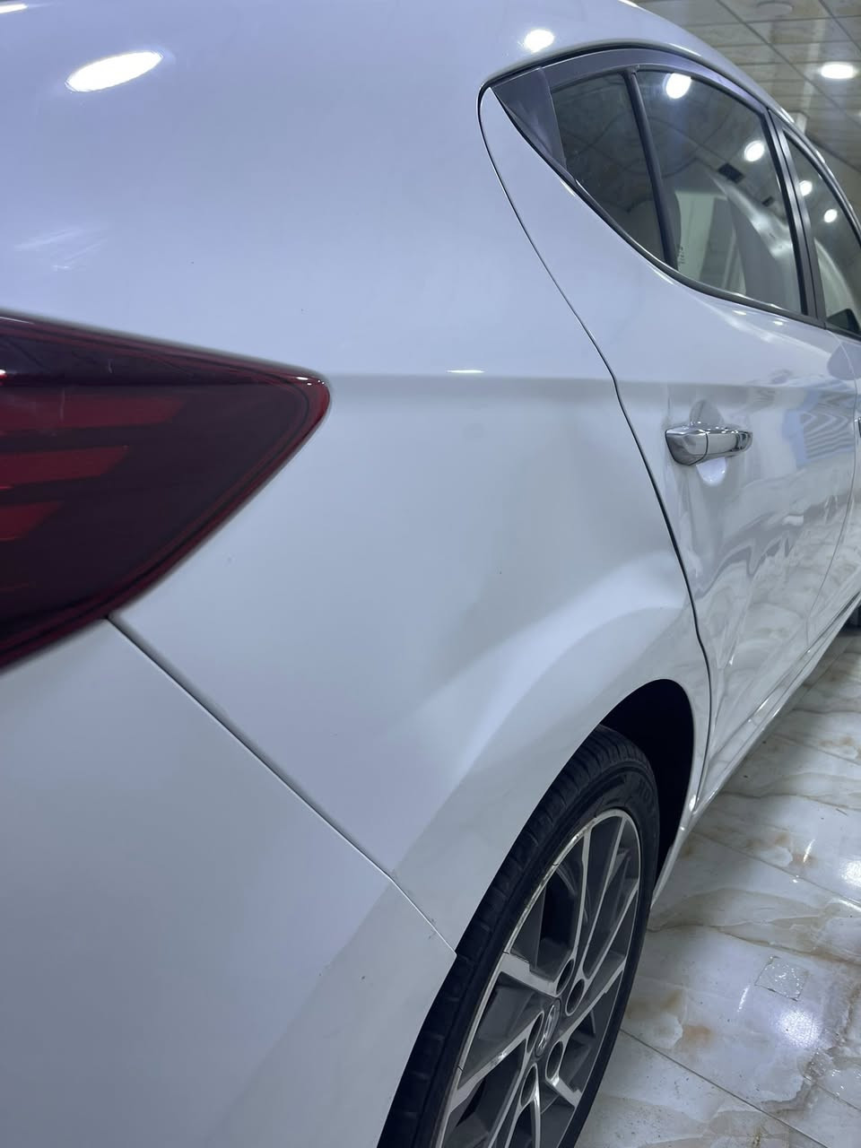 سلام عليكم اخوان…
النترا 2020 خليجي فول مواصفات :- 
١- بصمه 
٢- كشن جلد 
٣- فتحة ومري قلاب 
٤- ماشيه السيارة 5700 الف كم 
السياره بيه بنيد ومدكر مبدل اصلي وبيه طعجات خفيفه بالمدكر الخلفي الايمن موضحه بالصوره ما مصحلة .
سعره السياره 140$ ورقه وبيه مجال بسيط 
للاستفسار على الرقم ***********
