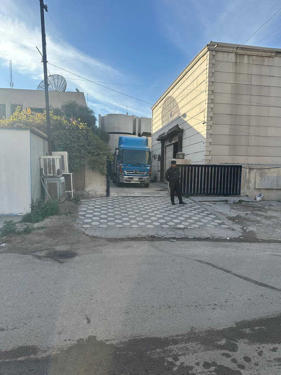 تحية طيبة بيت للبيع ١٠٠٠متر الموقع الاميرات المنصور قرب السفارة التونسية
***********
