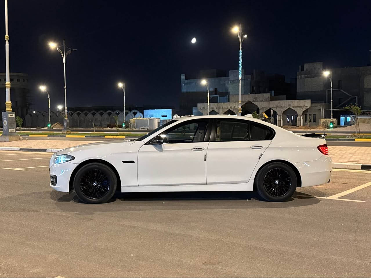 Bmw f10 520i 2014 وكالة العروش 
مكينه 2000تون بور تيربو 
مكفوله كفاله عامه 
ماشية 83الف كيلو 
السياره جديد مغلف البجم وداخل السياره كل مغلف 
مواصفات bmw معروف خير من الله 
فتحه 
شاشة 
حساسات امامي خلفي 
مري شفط 
بردات عدد 3
جام اوتو 
لايت زنون بلادي 
داخل بيجي 
 السياره مخزونه جانت بسليمانيه 
رقم اسليمانيه باسمي 
سعره 220وبيه مجال 
*********** كربلاء, العراق
