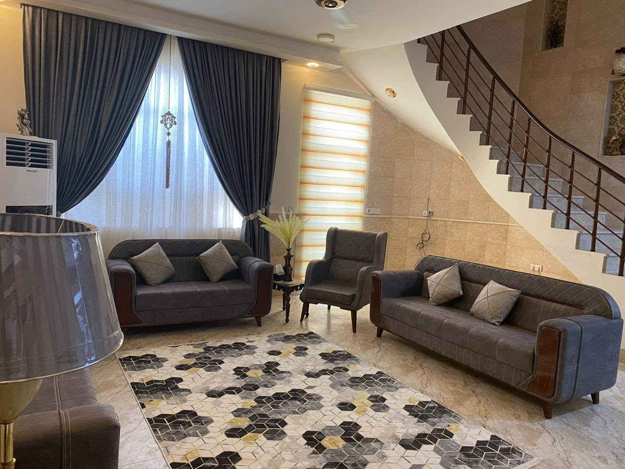 بيت للبيع حي البلديه الاطباء الاخصائيين خلف البنزين خلف سما كربلاء موقع مميز ثاني بيت عن الشارع العام مساحته 250 متر بناء 2024 يباع مع الاثاث خمس غرف نوم بيت  صار استقبال مطبخ صحيات عدد سته ***********

