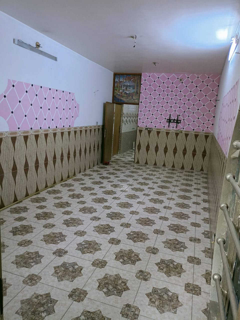 السلام عليكم مشتمل للايجار طابق ثاني غرفه واستقبال ومطبخ وصحيات 2 كامل واير سحب ومطور مي السعر 250 الضغط شارع 15قرب حسينية جعفر الصادق *********** واتساب
