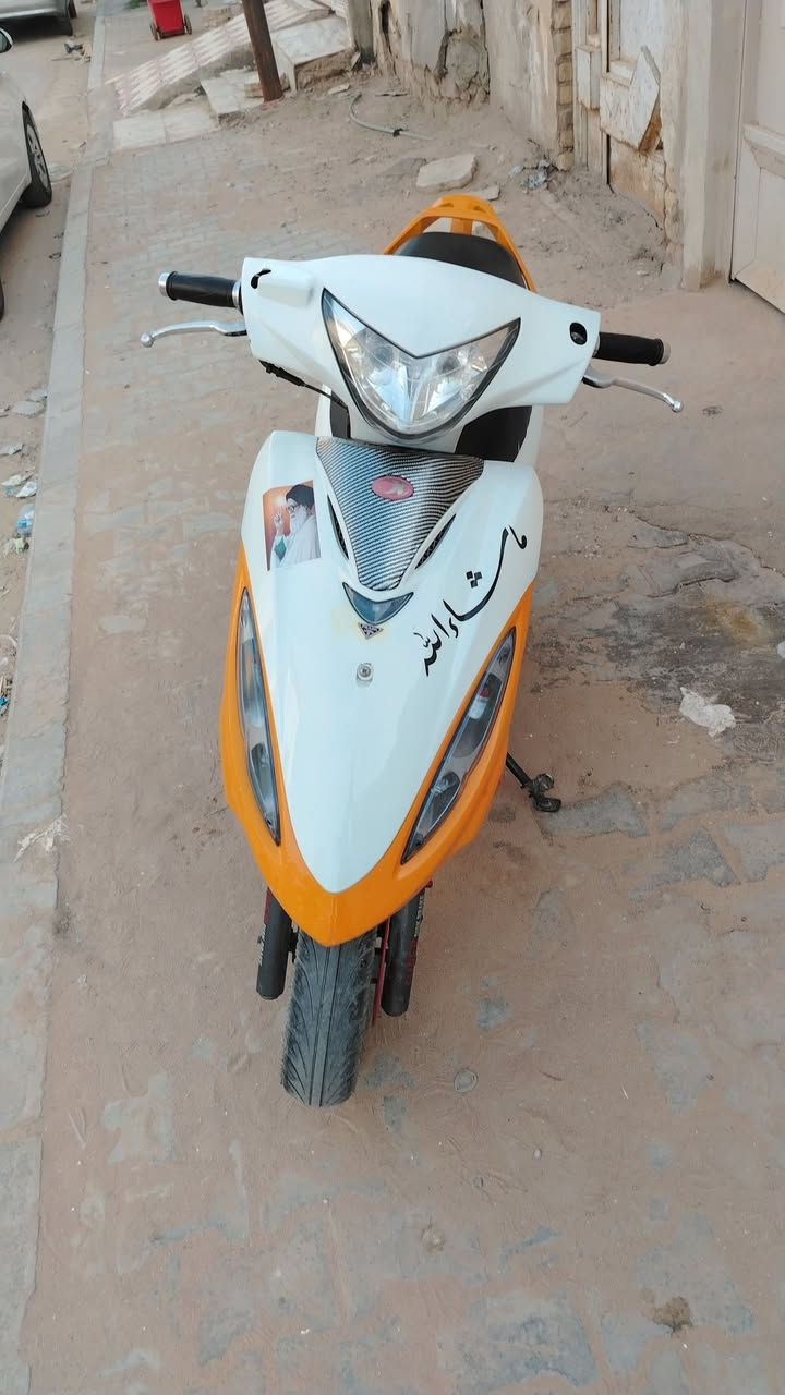 كامكو G4 (Kymco)
محرك 125 cc
نظام التبريد: تبريد هواء.
ناقل الحركة (الغالق): أوتوماتيكي بالكامل بنظام CVT (قايش).
المكابح الأمامية: ديسك بريك (قرص هيدروليكي)
المساعدين (المساعدات): نظام تعليق مزدوج في الخلف
للتواصل: ***********   بي واتساب
