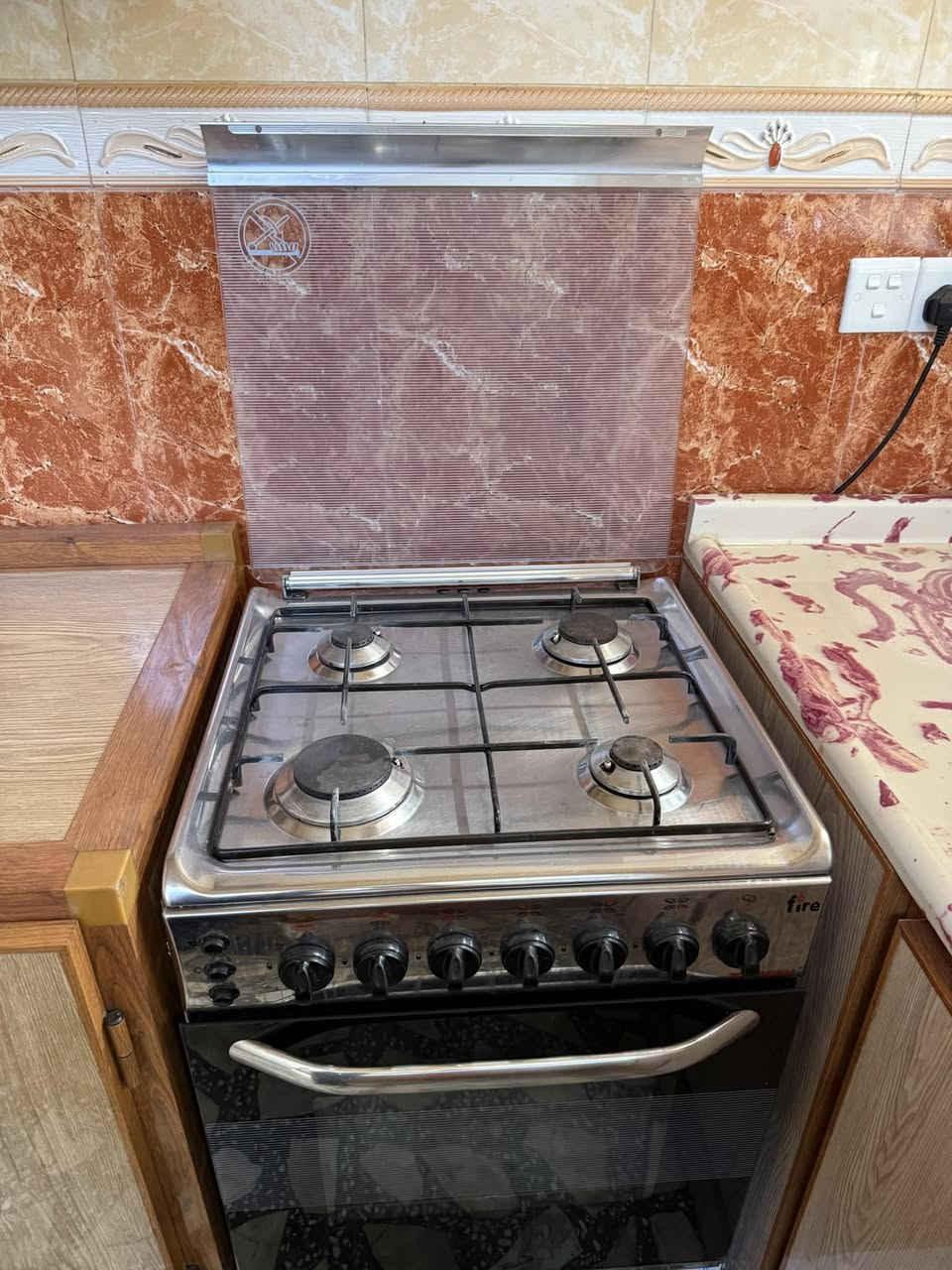 السلام عليكم 
للبيع طباخ ٤ عيون مستخدم نظيف كلش 
بدون اي ضرر كما موضح في الصورة 
للاستفسار الاتصال على الرقم 
***********
