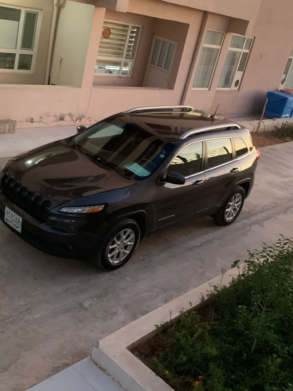 جيب بزون شيروكي 2017 مواصفات لاتيوتد 
مال بيت 🏠 
محرك 6 سلندر 3200 
كير + محرك مكفولات
حادث امريكا فقط 
 بداية البنيد ودعامية 
وجاملغات بارد فقط 
موضح ب صور + رقم شاصي 
+ سونار مرفق مع الهزة
ايرباكات سليمة كلها
الكتلوك ودفاتر الشركة موجودات بوضع الشركة
ماشية 125 الف ميل
سيارة بوضعية جيدة جداً 
حدادية  جيدة
تبريد + تدفئة قطعتين امامي وخلفي 
تدفئة كشنات 
تدفئة ستيرن
تدفئة مري جانبية
تبريد ثلاجة قطعتين امامي خلفي
شاشة حجم كبير بلادية مال جيب+تحكمات داخلية + اوامر التبريد
سماعات عدد 6 مع الدمام البلادي
تشغيل عن بعد 
توقف ذاتي
عدسات حاجب LED نهارية + لايتات LED
كامرة خلفية 
غرفة داخلية مع الدوشمة  
تايرات جديد
باتري جديد
سنوية باسمي 
رقم اربيل جديد + هزة جديد
السعر 117 بيها مجال بسيط 
مكان بغداد - الدورة - البوعيثة
***********
