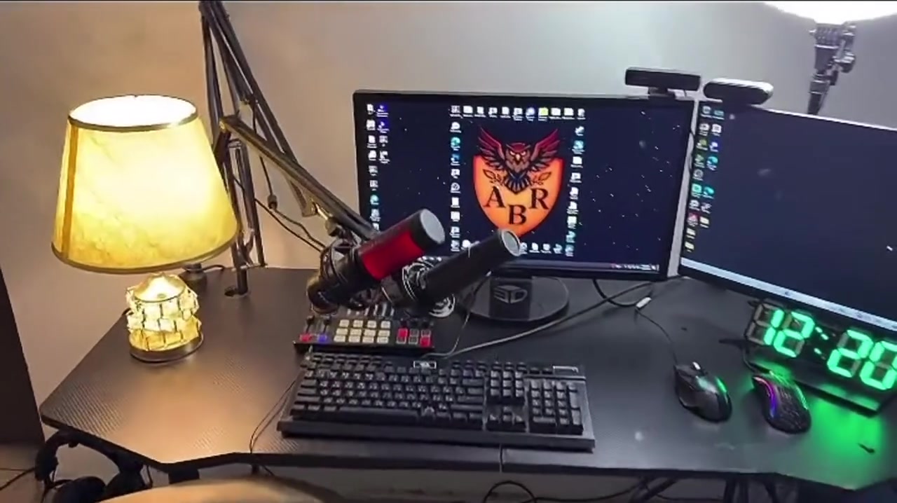 🔥 للبيع سيت أب Gaming / Streaming كامل واحترافي 🔥
🖥️ حاسبتين جاهزات للألعاب والبث والمونتاج

💥 المواصفات:
🎮 كارت شاشة RTX 2060 12GB عدد 2

💾 الرامات:
• الحاسبة الأولى: 16GB (8×2)
• الحاسبة الثانية: 32GB (16×2)

🗄️ التخزين:
• HDD 1TB عدد 2
• SSD 256GB عدد 2

🖥️ الشاشات:
• شاشة ASUS 165Hz
• شاشة 120Hz

⌨️🖱️ الملحقات:
• موس عدد 2
• كيبورد عدد 2

🎤 المايكات:
• HyperX احترافي
• Maono مع مكسر صوت احترافي

📷 الويب كام:
• عدد 2
• واحدة Logitech HD60

🎥 قطعة Elgato HD60 خارجية لربط الحاسبتين والبث الاحترافي

✅ مناسب للبث المباشر
✅ مناسب للألعاب الثقيلة
✅ مناسب لصناع المحتوى
✅ السيت أب كامل وجاهز للشغل

السعر مليون و ٢٥٠ الف دينار فقط 
مكاني بغداد حي الجامعه
تراصل ***********
