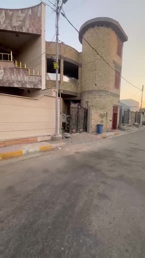 دار للبيع طابو صرف موقع مميز جدا
الموقع الرمادي حي الجمهوري خلف جامع هارون الرشيد مقابل دائرة تقاعد 

المساحه 280 متر 
الوجه 10/40 متر 
النزال 27 متر 

الدار يتكون من مشتمل معزول تماما وجاهز السكن  ودار يتكون طابقين بناء درجة اولى 4 غرف نوم استقبال وهول صيحات داخل وخارج مطبخ حار بارد  وكراج سياره باقي فقط ع التشطيب باقي الأرضية فقط والبوب 

الفديو موضح التفاصيل كامله 
السعر المتر 1600 الف وقابل للتفاوض 

للاستفسار والتواصل مكتب النبال للعقار الرمادي الصوفية خلف ساحه الاحتفالات سابقا بجانب الحديقه الاتصال 
***********
***********
متوفر واتساب
