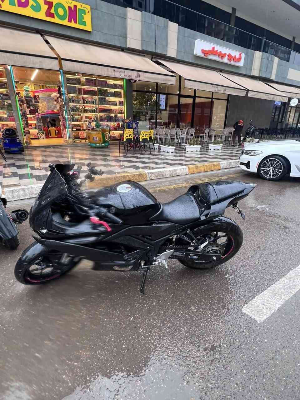 للبيع Yamaha R3 موديل 2020
دراجة Yamaha R3 موديل 2020 لون أسود، بحالة ممتازة جداً وخالية من الحوادث.

* الموديل: 2020

* اللون: أسود

* العداد: 12,000 كم

* خالية من الحوادث

* استخدام شخصي والمحرك والجير بحالة ممتازة

* لا تحتاج أي مصروف

* جاهزة للفحص في أي وقت

الدراجة معروفة بقوتها واعتماديتها واقتصادها بالوقود، ومناسبة للمبتدئين ومحبي الدراجات الرياضية.

مكان الدراجه بغداد 

سعر الدراجه 37 وبيها مجال للشراي ( رقم وسنويه ) 

للاستفسار والتواصل على الخاص. او اتصال ***********
