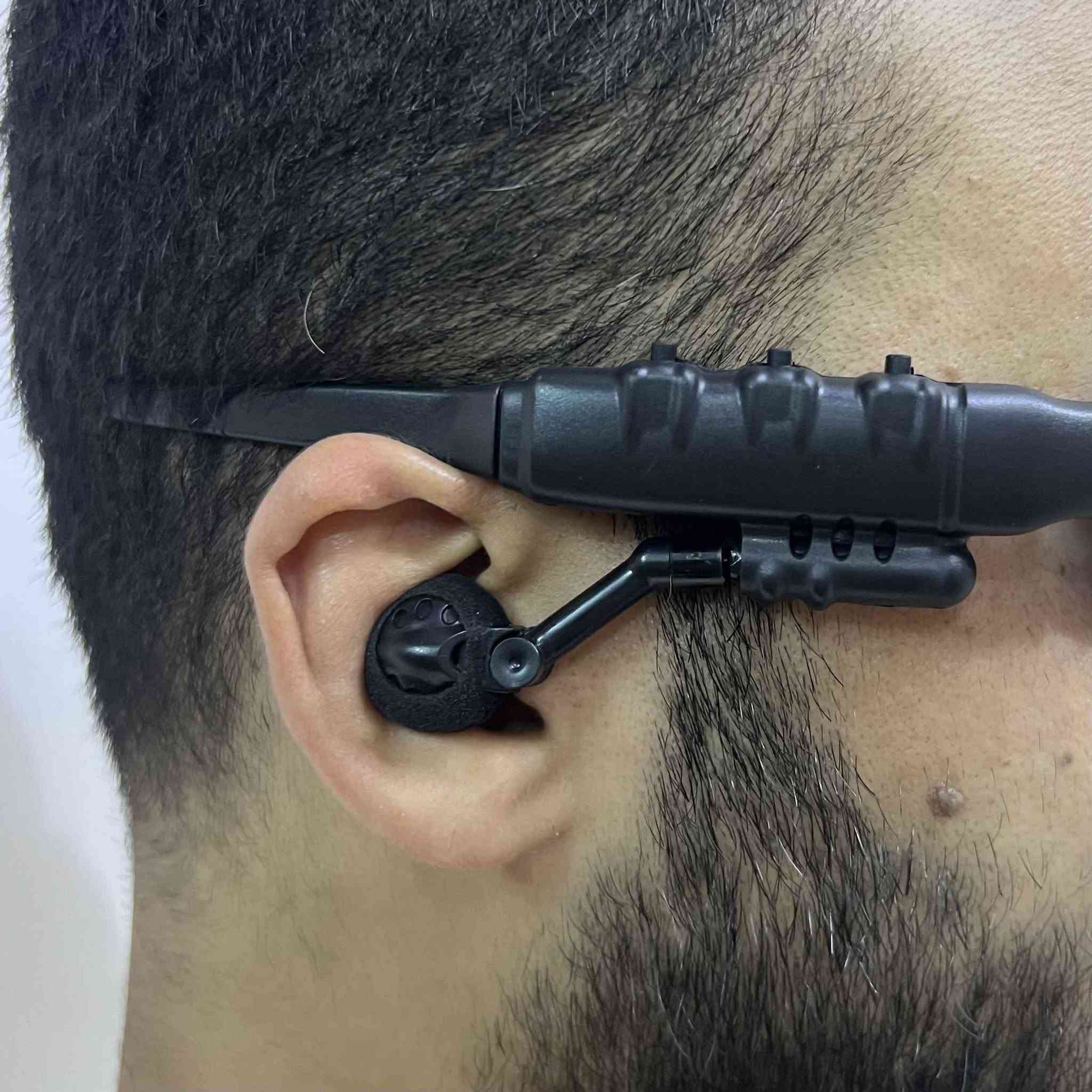 🕶️📞 **چاویلکەی زیرەکی Smart Wear بۆ مۆسیقا و تەلەفۆن**

ئەمجارە بە شێوازێکی زۆر جیاواز و مۆدێرن گوێ لە مۆسیقا بگرە و وەڵامی تەلەفۆنەکانت بدەرەوە!

 چاویلکەی زیرەکی Smart Wear بە بلوتووس پەیوەست دەبێت و هەموو شتێک ڕاستەوخۆ لە ڕێگەی چاویلکەکەوە کۆنترۆڵ دەکرێت.

### تایبەتمەندییە سەرەکییەکان:
 * 🎵 **مۆسیقا و تەلەفۆن:** هەم بۆ گوێگرتن لە گۆرانی و هەم بۆ وەڵامدانەوەی پێوەندییەکانت بەکاردێت.
 * ⚡ **پەیوەستبوونی خێرا:** بە بلوتووس بەستراوە، هەر کە پێی دەکەیت بە شێوەیەکی ئۆتۆماتیکی پەیوەست دەبێتەوە بە مۆبایلەکەتەوە
.
 * 🕹️ **کۆنترۆڵکردنی ئاسان:** دوگمەی تایبەتی پێوەیە بۆ گۆڕینی گۆرانی و پێش و پاشکردنی دەنگەکان.
 * 🔊 **ڕێکخستنی دەنگ:** لە ڕێگەی دوگمە لایەییەکانی سەر چاویلکەکەوە دەتوانیت دەنگەکە بەرز و نزم بکەیت.
 * 🌐 **سیستەمی دوو زمانە:** پشتگیری لە هەردوو زمانی ئینگلیزی و چینی دەکات بۆ ڕێپیشاندانی دەنگی.
 * 🔋 **شەحنکردنەوەی ئاسان:** بە کێبڵی USB ی ئاسایی (5V) شەحن دەبێتەوە.
### زانیارییە تەکنیکییەکان:
 * **جۆری بەرهەم:** چاویلکەی زیرەکی بلوتووس
 * **سیستەمی پەیوەندی:** Bluetooth
 * **جۆری وایەری شەحن:** USB
 * **ڤۆڵتیەی شەحن:** 5V (تەزووی پێشنیارکراو: 500mA)
 * **ماوەی شەحن بوونەوە:** نزیکەی ٢ کاتژمێر و نیو
 * **کارکردن:** لێدانی مۆسیقا، وەڵامدانەوەی تەلەفۆن، بەرز و نزمکردنی دەنگ، پەیوەستبوونی ئۆتۆماتیکی.
### ناو کارتۆنەکە چی تێدایە؟
 * چاویلکە زیرەکەکە
 * کێبڵی شەحنکردنەوەی USB
 * دەفتەرچەی ڕێنمایی بەکارهێنان الرمادي, الأنبار


**إذا كنت صاحب هذا الإعلان وتريد حذفه لأي سبب، رجاءا أرسل رسالة إلى الدعم الفني**