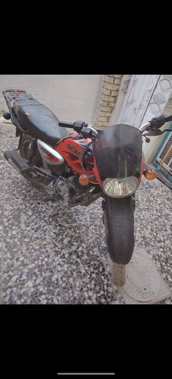 السلام عليكم
بوكسر 21 
 اوراقها ضايعة مكفولة من السرقة 
الدراجة مال شغل خير من الله
تاخذها گبل تطلع للشغل
أي نقص مابيها بس صفاحية 
رايدها 650
***********
بغداد الكرادة
