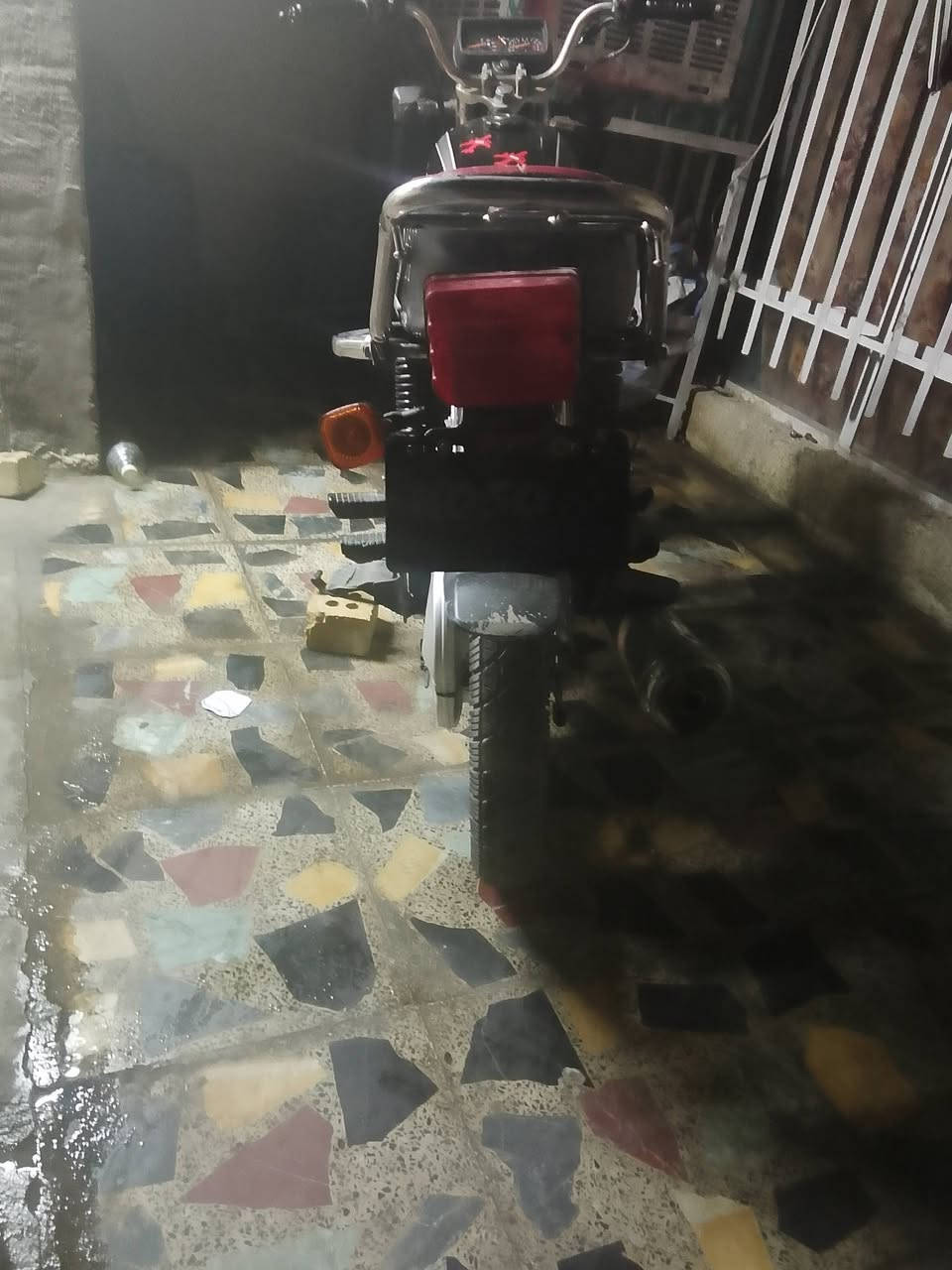 اسلام عليكم دراجة أبيع يراني 5كير محرك وكيره خيره من الله 
تخم تاير جديد 
كهربائي ت كامل تشتغل عام دبلت خلفيات مل بوكسر 
مكاني بغداد الزعفرانيه 
***********
السعر 350
