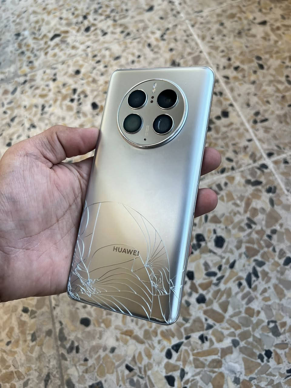 HUAWEI Mate 50 Pro

ذاكرة 256
رام 8
معالج Snapdragon 8+ Gen 1 4G Mobile 
Platform

جهاز شغال كامل مامفتوح فقط ضهر مكسور 
*********** واتساب 
عنوان موصل 
٣٧٥
