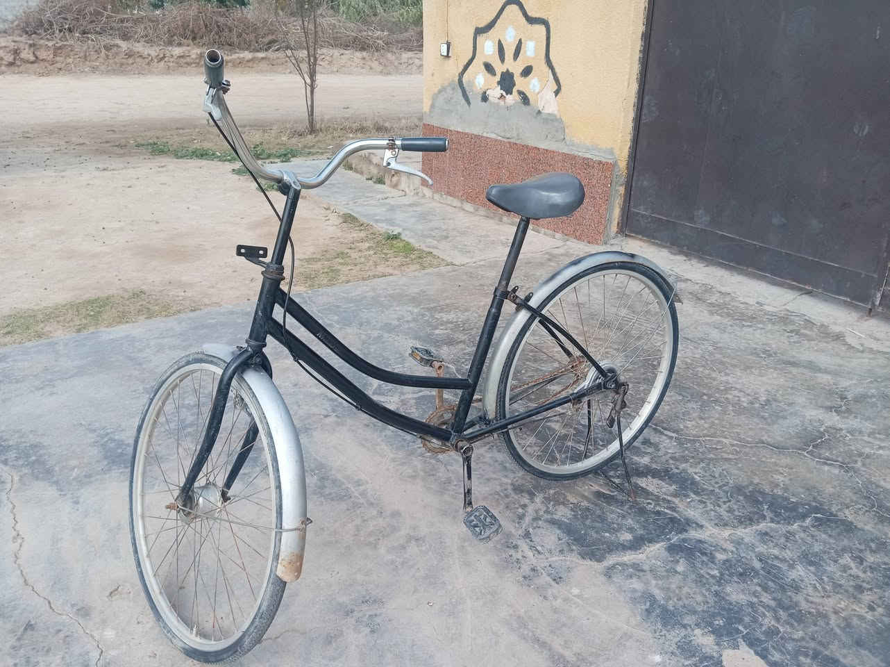 سلام عليكم بايسكلات البيع الكشر نضيف بايسكل اسود نضيف تايرات نضيفات ويل ابولحساس  /البايسكل احمر نضيف يرادله بس جوب ابريك يرادله بس واير برك المكان الطارميه المشاهده رقم/*********** /***********
