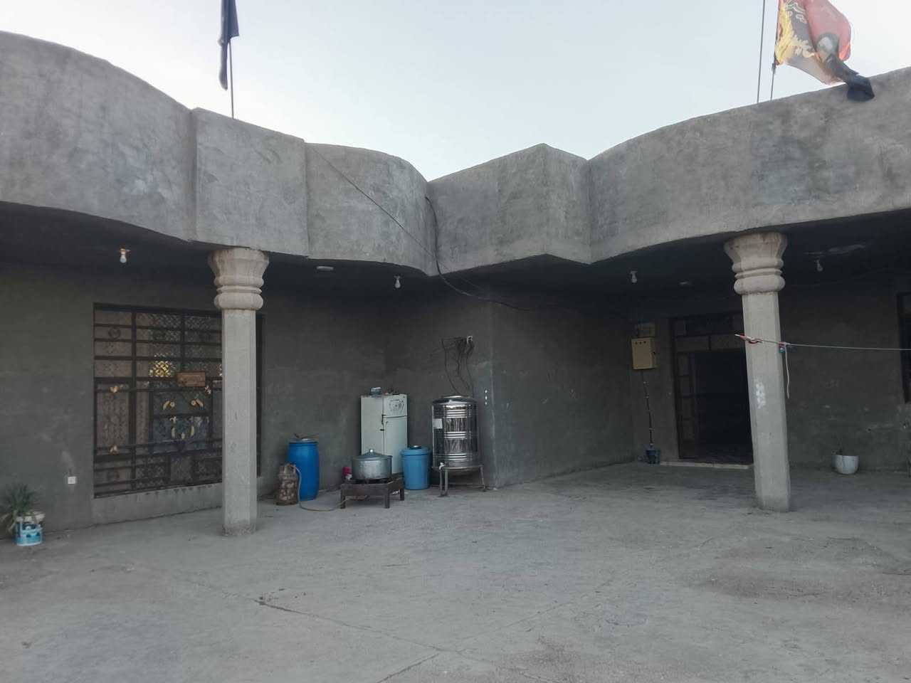 سلام عليكم بيت البيع مساحه 350 مثل ما واضح بل تصوير مع قطعه متر 500 بيع مستعجل مكان بغداد بسمايه مجمع القريه النفطيه خاص مفتوح ***********
