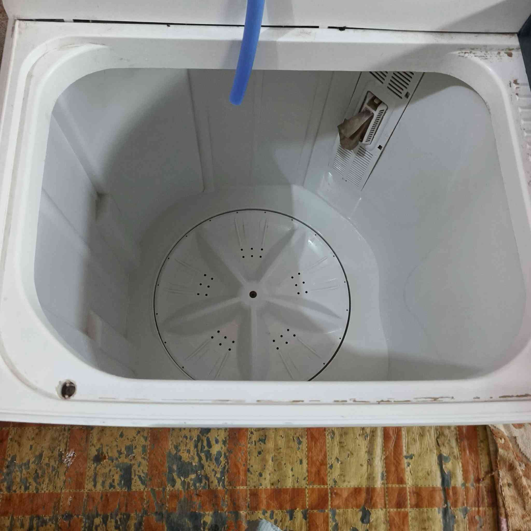 غساله كرافت ١٦ كيلو تشتغل تنشيف وغسل    + مكناسه كهربائيه مال باله  مكاني قلعة صالح واكو توصيل للعماره حسب الاتفاق  ***********
