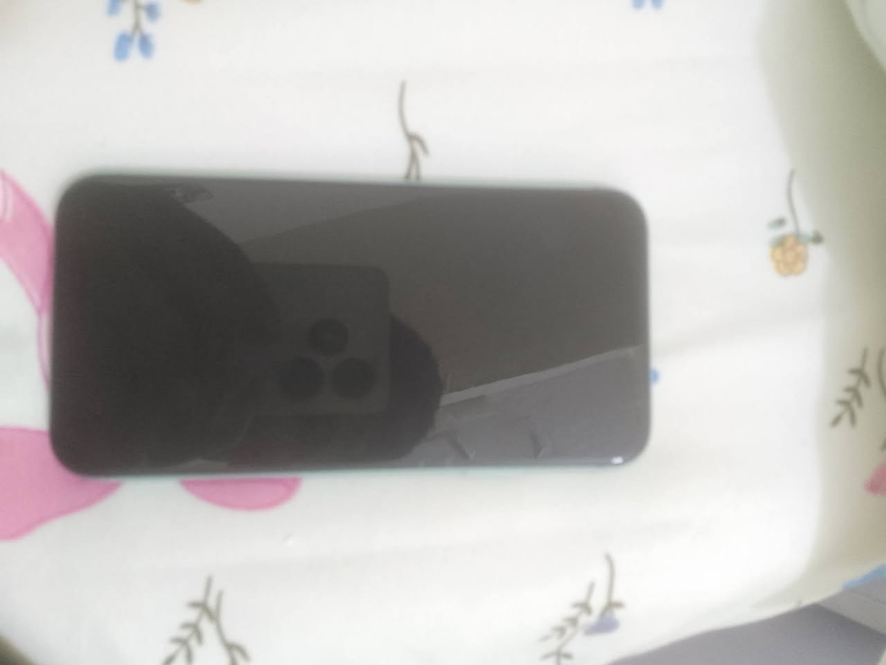 للبيع موبايل ١١ شاشه مكسوره ذاكره ٢٥٦ بطاريه ٧٦ مكاني حي الفرات رقمي ***********
