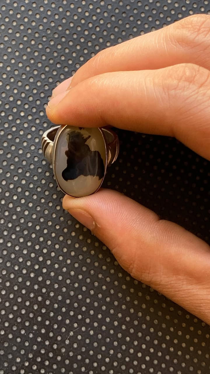 نبتدئ على حُب صاحب الزمان ع
بتحفة من العقيق اليماني المصور..

▪️بأكثر من تصوير وجمال
خاتم مُصاغ يدوياً:
.....
السعر لهذا القطعة المميزة 
100الف شامل التوصيل؛
لتواصل والاستفسار خاص او...
ه‍ــ***********

#ملاحضات
لكل من يشاهد هذا المنشور..
فضلاً وليس أمرًا متابعة الصفحة
#جديدة
