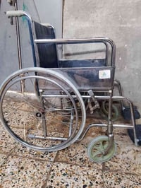 كرسي معوقين للبيع نضيفة  جدا سعرها 55وبيه مجال الاتصال على هذا الرقم 0...
