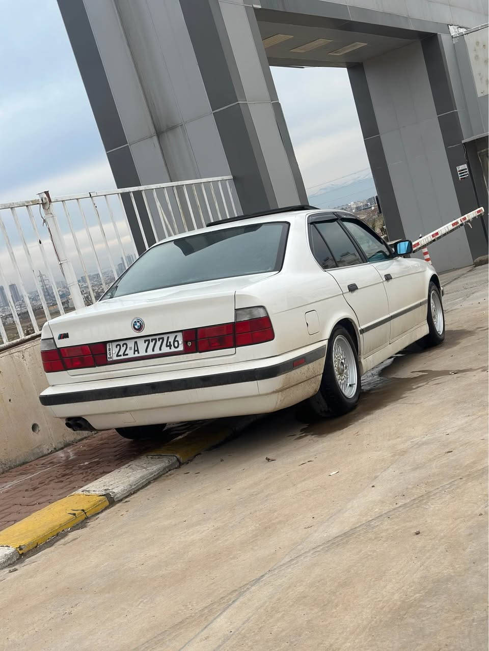 سلاوو لە ئاشقانی بیئێم  
ئەم بیئێمە مۆدێل 1990 بۆ فرۆشتن 525 گێڕعادیی  سلاید تەبرید کوشن جلد ڕەش و بێجی سەیارەکە کامل کراوە 1995  تا بلێی  هەیکەلی جوانە کێشە و مشکیلەی نیە 
٦ پلاکی تازە نۆزلەکانی هەمووی تێست کراوەتەوە بانسی تازە
 فڵچەی تازە لایت بەرزو نزم لید و زینۆن بێ مشکیله
ڕەقەم سەنەوی ژینگە ڕێگەو بان تا 2030 تازەیە بەشەرتی تەحویل ١ دینار غەرامەی تیا نیە 
١چەمەلەخی داوەوە ئەزێتێکی بچوکی هەیە ناوی نەگرتووە زۆر جوان چاکراوە کامل بۆیاخە 
***********
سعری 68گەلایە 
هەمووشتێکم سەبارەت بە سەیارەکە نوسیوە. مشتەری نی سەری خۆت و منیش مەیەشێنە السليمانية, العراق
