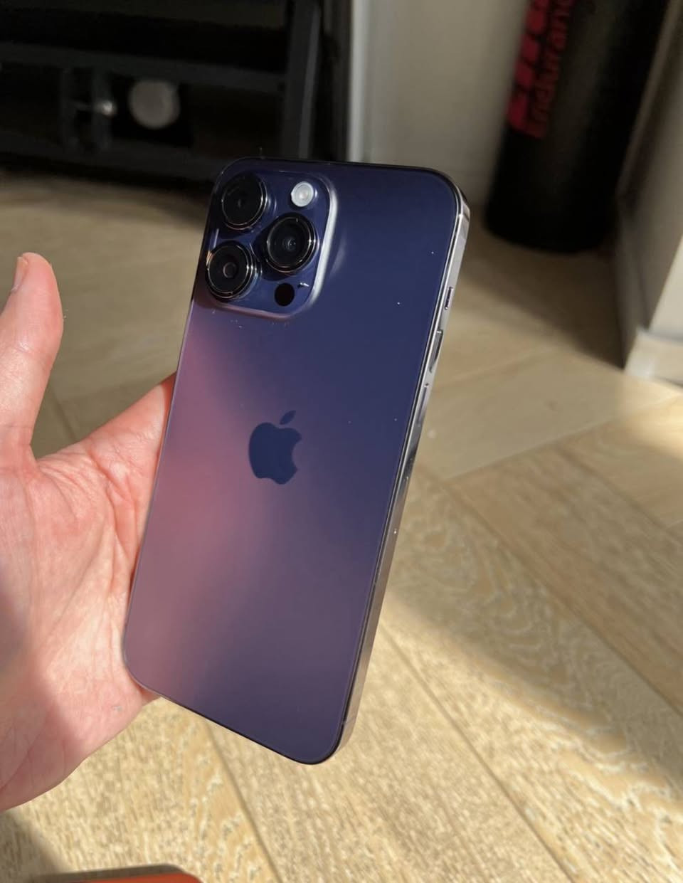 السلام عليكم
للبيع iPhone 14 Pro Max لون بنفسجي 
الجهاز نظيف ميه بالميه وممفتوح ابد ولا بي اي طخه 
كل شغله بي غير مفتوحه 
اللمس سريع 
البصمه والface id تمام جدا
البطاريه آخر تحديث نزلت 3 درجات كانت 86 وهسه 83 
الذاكره 256 
وغراضه كلهه موجوده الكارتون 
للاستفسار اكثر على الواتساب ***********

