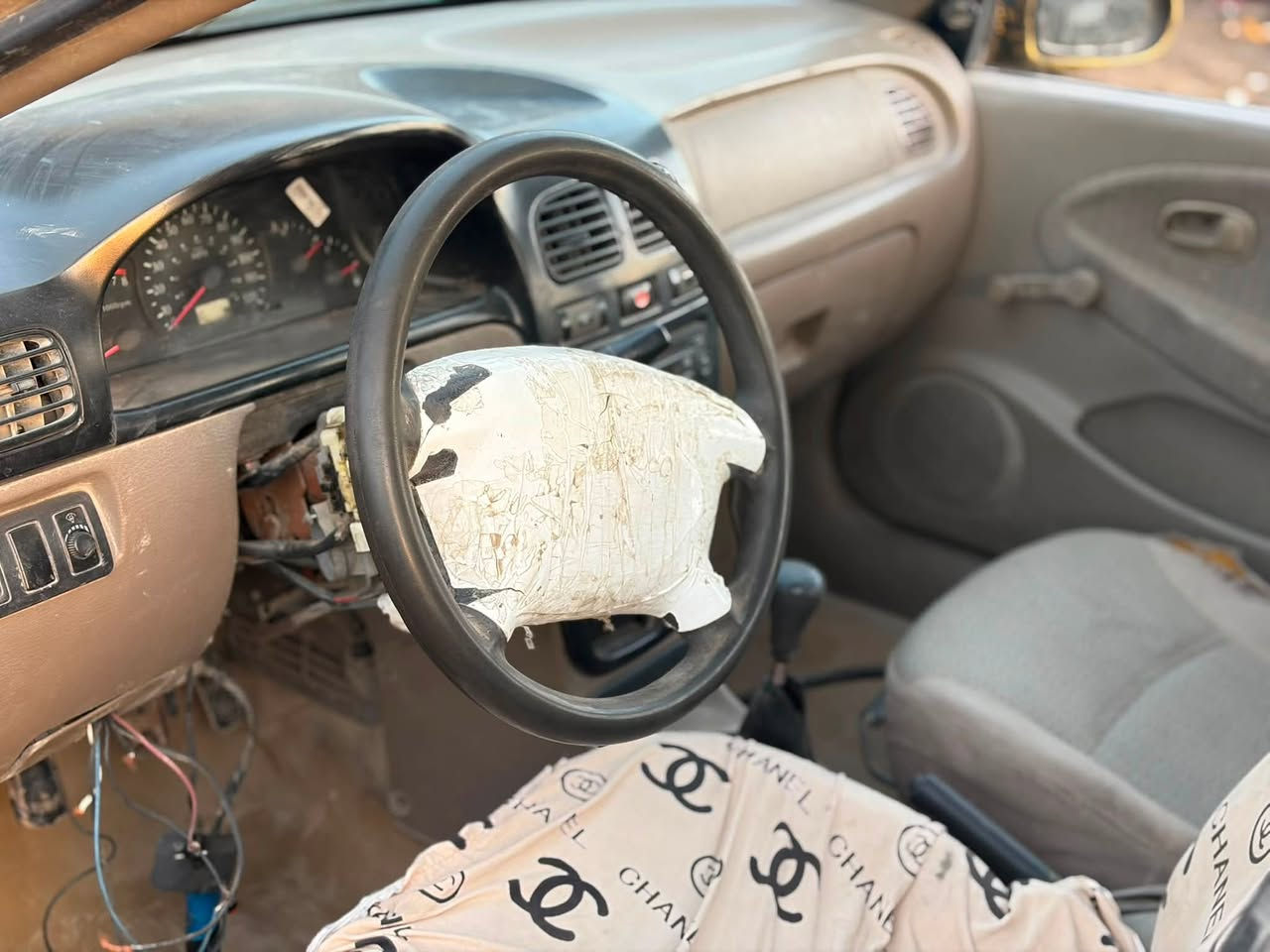 السلام عليكم كيا ريو ٢٠٠٢ سنوية لل٢٧. رقم بغداد الماني شرط تحويل  داخل حلو صدر جديد كير ومكينة زينات سيارة شغالة بس بيها خمدة رايدها ب١٧ورقة وبيها مجال مكاني بغداد دورة هور رجب ***********
