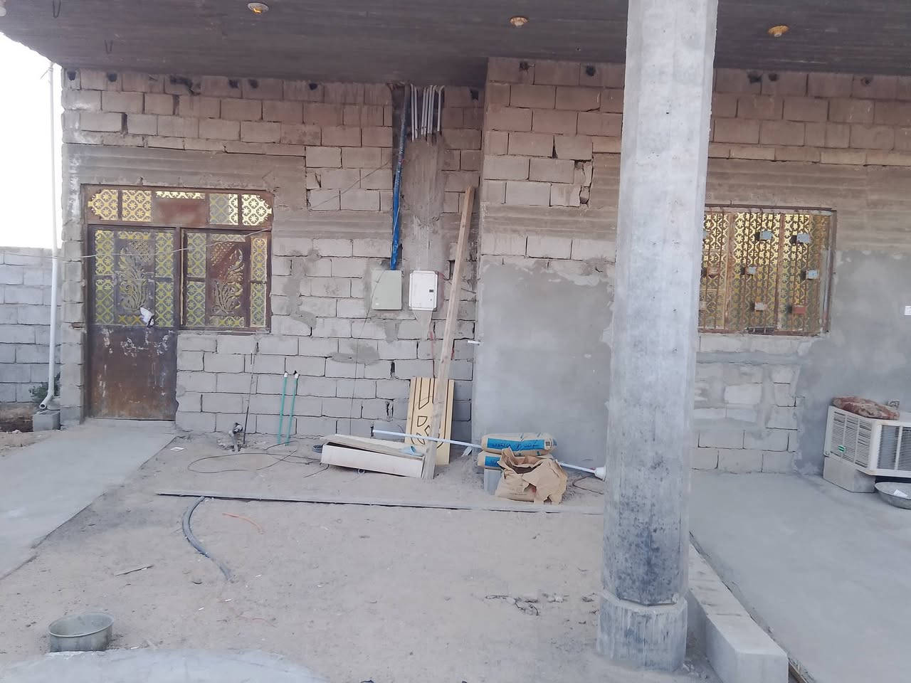 سلام عليكم بيت 300 وقطعه 300 زراعي البيع العنوان البصره سفان طرق المقبره قرفتين وصاله وموزع ومطبخ حار وبار وديوان وحوش جبير البيت صب مثل ما موضح بل تصوير بعد عن الشارع 100متر كهرباء  نت ضوي بوري الماي يبعد 💯الاتصال ‏‪0786 818 5392‬‏
