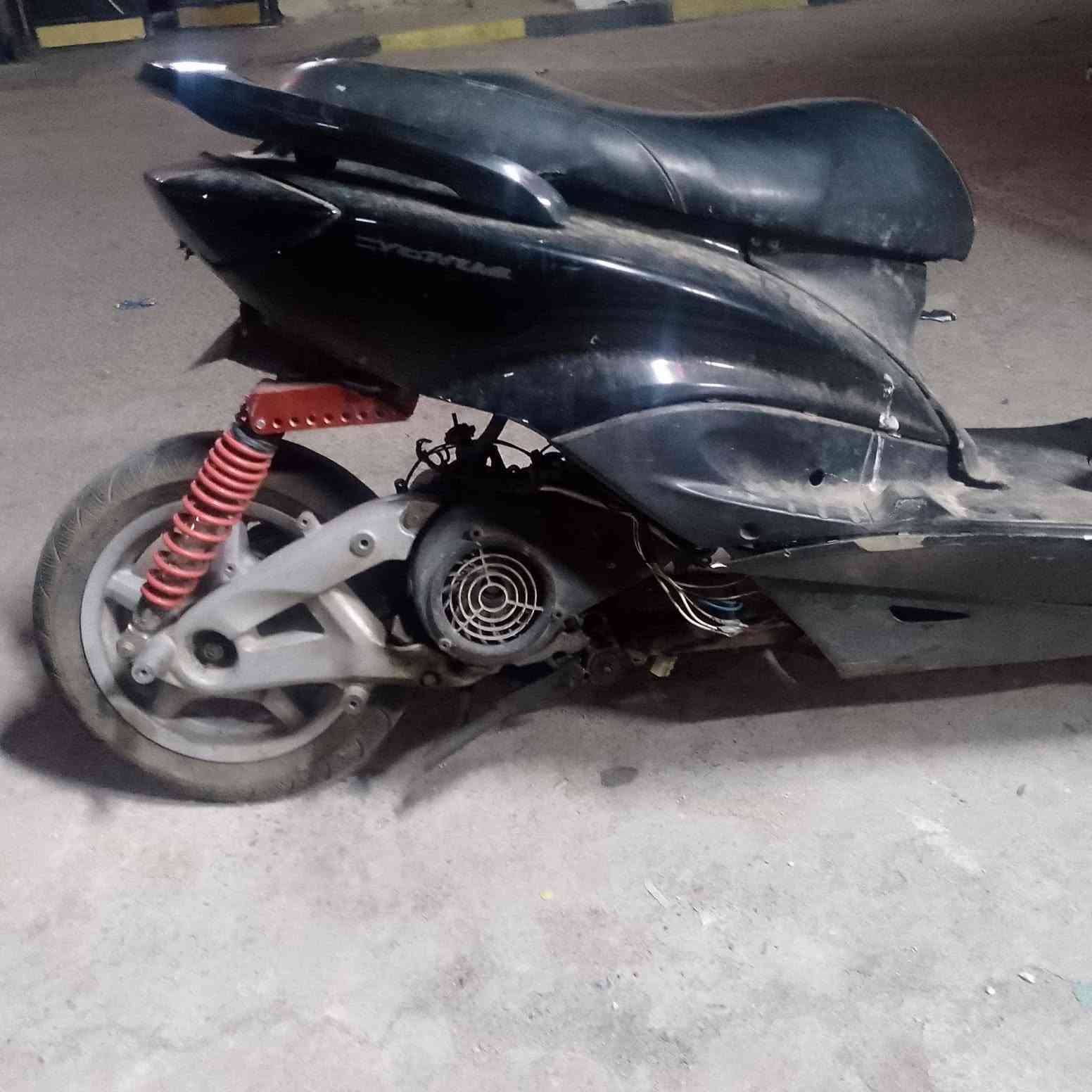 بغدادسكنس نثيه ياباني 
عليه مكينه فحل راجعه مزوده 
لبوشه 63 و لروله رياضي 3000 
شلعه ومعدل فولل 

لدراجه متروكه وماطلع بيها 
صارلي اهواي تاركه
الدراجه كفراته كامله 

نقصه بس كتف شحن  وغسله مرتبه 😅

رقمي ***********
السعر 400 وبيها مجال 
مكاني بغداد
