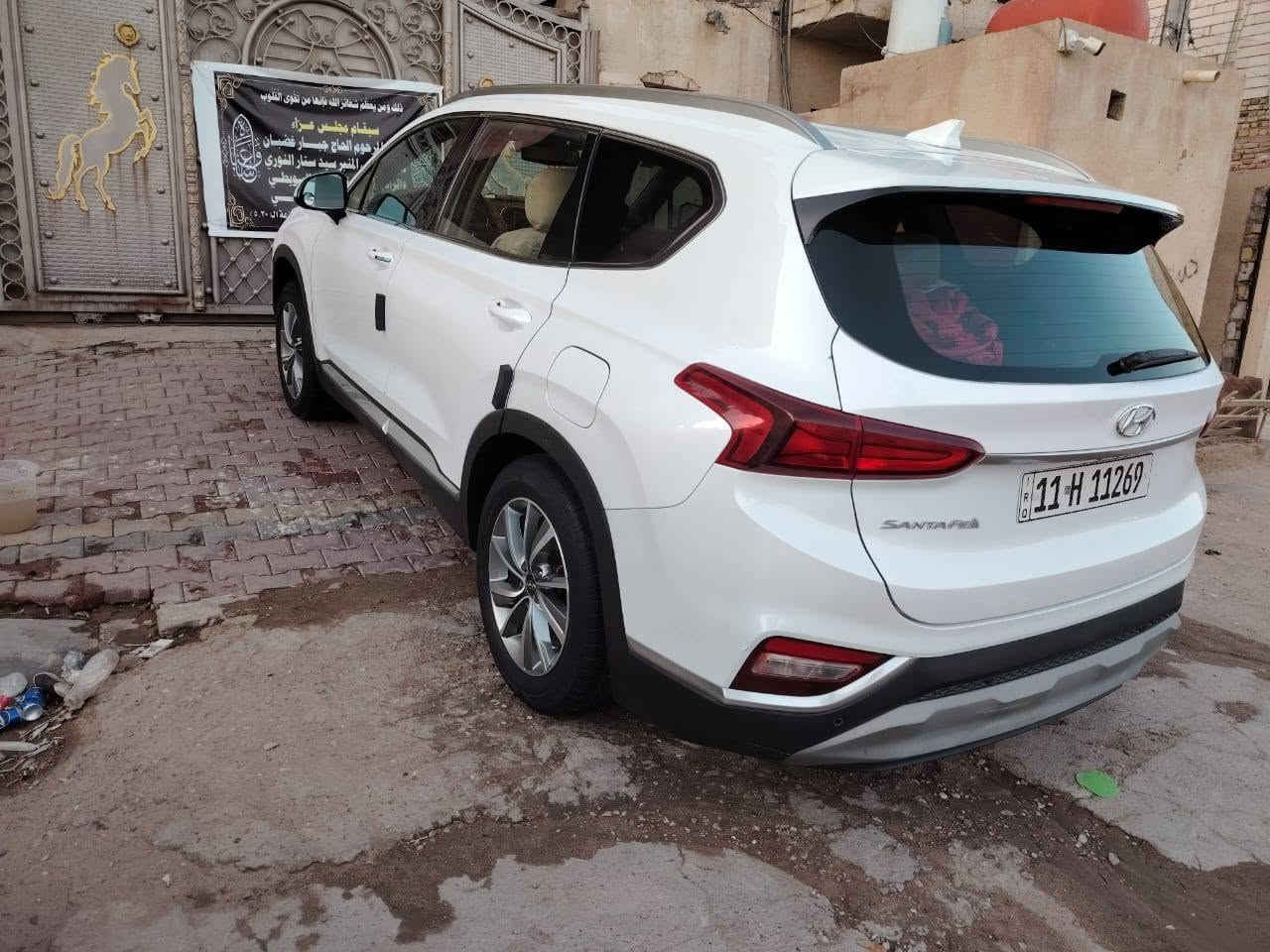السلام عليكم
سورنتوا 2019 وارد امريكي شكل ال2020 فول مواصفات عدا البانوراما 
مكفولة من الصبغ والفتح والتبديل 
اربع سلندر مكينه 2500 مكفولة وكير مكفول
بصمة تشغيل بصمة ابواب 
7 راكب 
3 قطع تبريد 
كامرات خلفيه رادارت جانبيه
حساس امامي خلفي 
شاشة جبيره كاربلاي 
فول تحكم ستيرن 
3 انظمة قيادة 
سايد بريك بصمة 
جنطة كهرباء 
كشنات جلد وكهرباء السايق والبصفة 
لايت زنون 6 عدسات لد امامي خلفي 
ويل كروم 
رقم بغداد الانكليزي الجديد تحويل ثاني يوم 
مكاني البصره
***********
السعر 180$ بيه مجال
