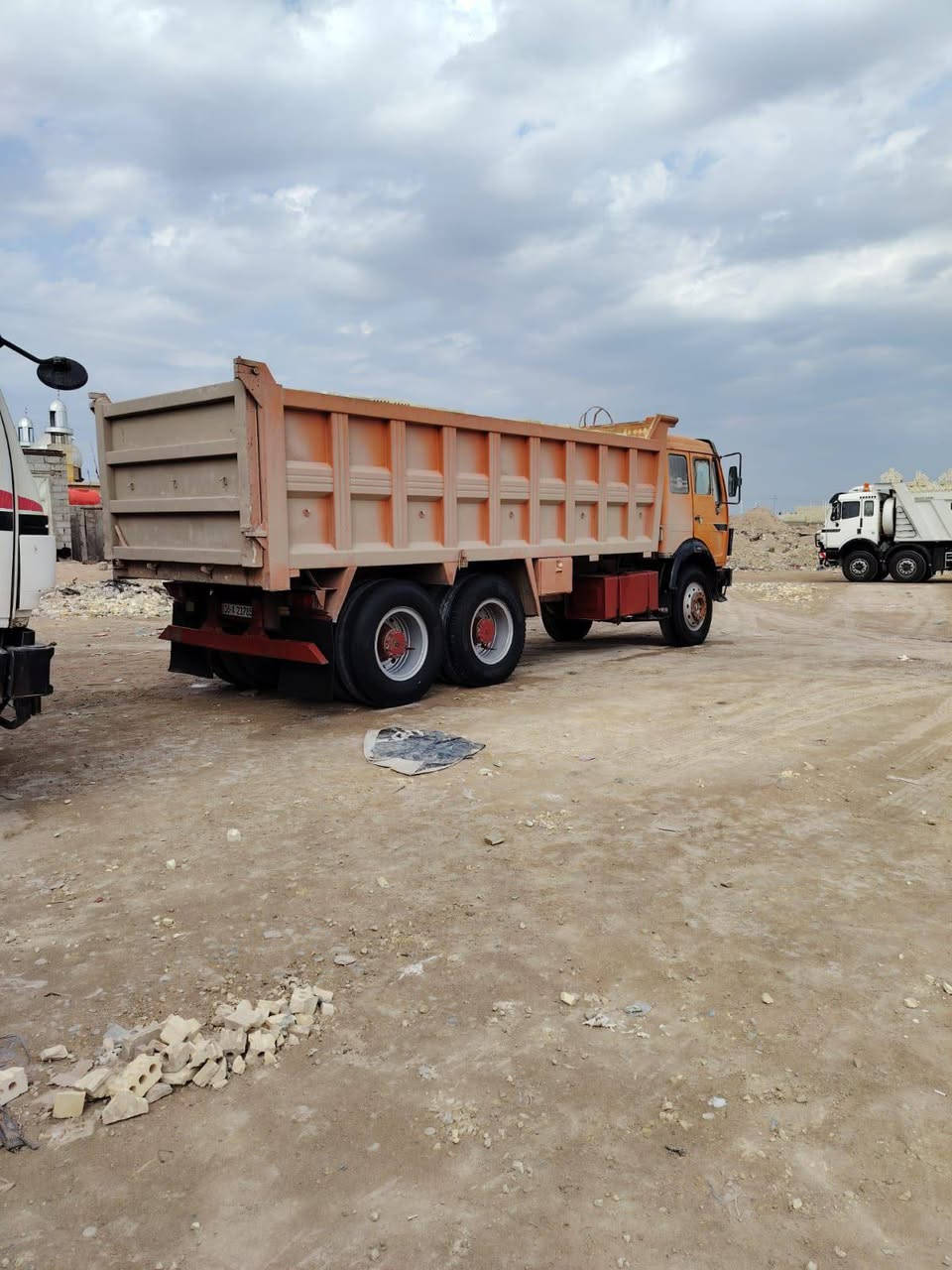 سلام عليكم سياره البي للبيع موديل 85 كير 155 فافون مكينه 28 لا تنقيص ولا بخار شاصي مكفول بدي جديد   تخم تاير تخم ويلاه صاج سياره خير من الله /***********/***********
