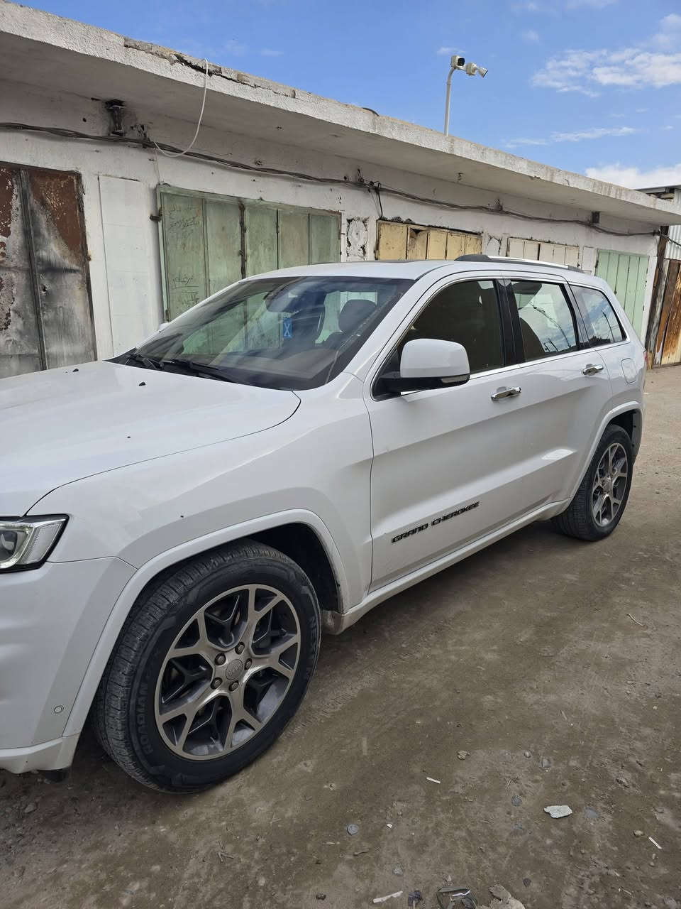 جيب كراند شيروكي خليجي  2021 أوفر فول مواصفات نقط عمياء بنوراما جكات  تحكم مقاعد تدفئه و تبريد جنطه كهرباء محرك بلادي بدون صبغ بدون بارد بدون تبديل فقط طخات ثنين صورهن بالمنشور  السعر ٣٤٥ ورقه مكاني بغداد ***********
