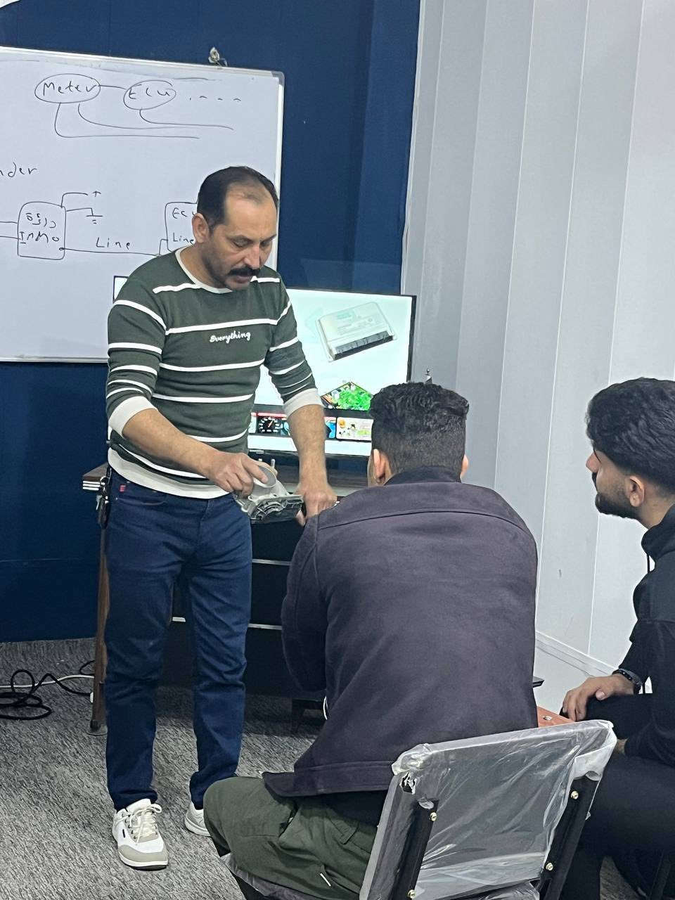 لقطات من المحاضرة الخامسة من دورة (فحص وتشخيص أعطال السيارات داخل) مقر الشركة

استمرار محاضرات دورة فحص وتشخيص أعطال السيارات بخطوات ثابتة، حيث شهدت المحاضرات الأخيرة تفاعلاً مميزاً من المشاركين، مع التركيز على فهم آليات الفحص الحديثة وكيفية تشخيص الأعطال بدقة وربط المعلومات النظرية بالتطبيق العملي داخل القاعة.

قدّم المحاضرات:
👨‍🏫 الأستاذ (منتصر ياس خير) الذي بذل جهودا مميزة من أجل نقل الخبرات للمتدربين…

وشهدت المحاضرة نقاشات فنية هادفة، وأسئلة متخصصة، ومشاركة عملية فعّالة من المتدربين، ما يعكس حرصهم على تطوير مهاراتهم والاستفادة القصوى من محاور الدورة، استعداداً لاستكمال بقية المفردات خلال المرحلة القادمة.

📍 العنوان: ديالى – بعقوبة – شارع خريسان – قرب تقاطع البلدة – فوق مطبعة الوطن
📞 ***********
