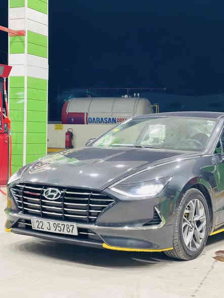 السلام عليكم من رخصة الادمان   
سوناتا 22 مراوس مراوس بـ(اوباما كلايسلر) 
ضررها قطعتين مثل ما موضح بل صور بدون ايرباك فول مواصفات ما عدا بنروما تحكمات استيرن فول حجم المحرك 2500 تنفس طبيعي يعني بانزين عادي ماشي 100mi قابل للزيادة وهذا رقمي للاستفسار اكثر 
*********** واتساب او اتصل
