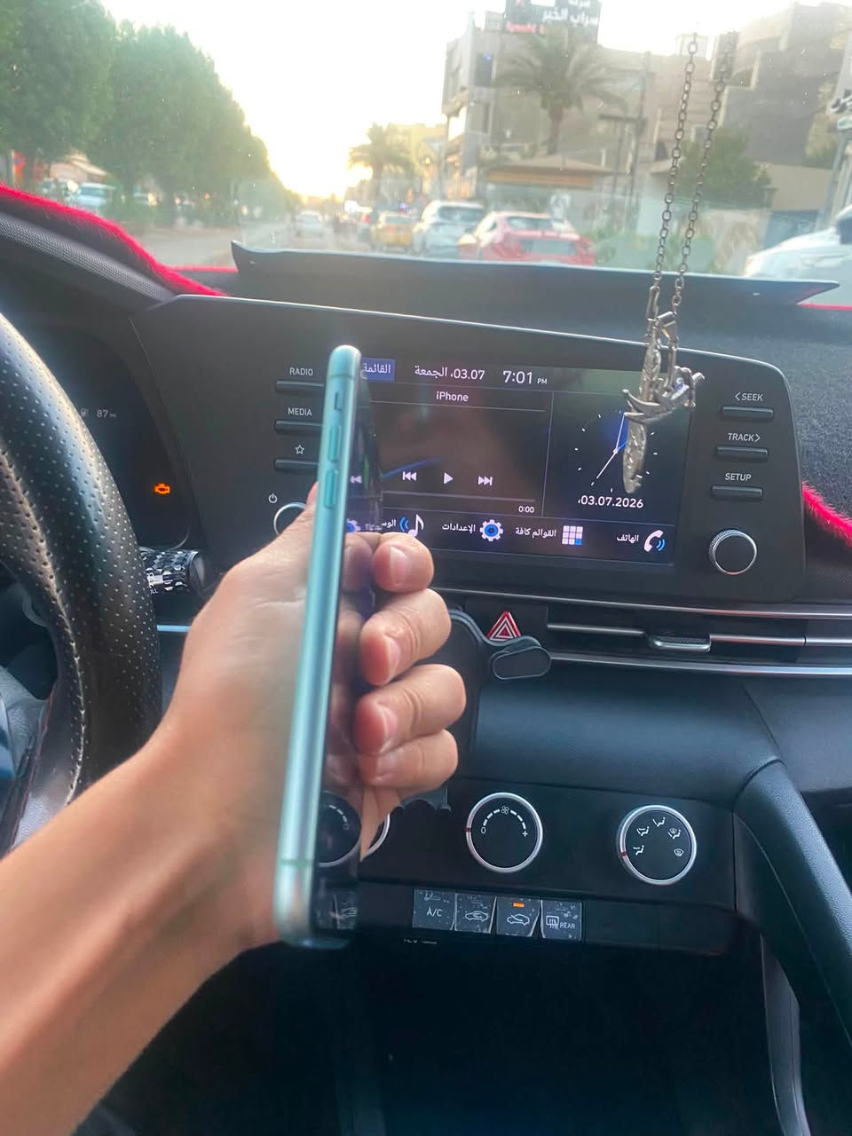 ايفون 11عادي مبدل بس بطاريه كلش نضيف  ولي سوي صامت واكفه ذاكره 128 سعر 200يوجد توصيل داخل بغداد فقط تريد تجي تاخذه من باب البيت بغداد سيديه ***********
