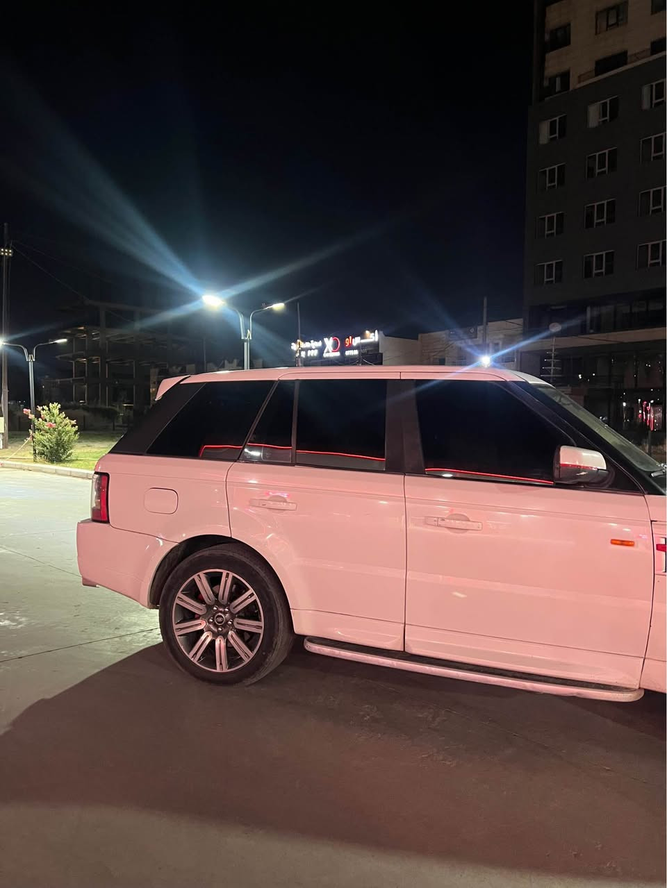 🚘 بۆ فرۆشتن: ڕەنج ڕۆڤەر (Range Rover)
سەیارەیەکی زۆر توندوتۆڵ و خاوێن، بەبێ چاککردنەوە و مەسروفات.
📌 تایبەتمەندییەکان:
 مۆدێل: ٢٠٠٨ (کراوە بە ٢٠١٣)
 دۆخی گێڕ و مەکینە: بەشەرت و بێ کێشە
 تایەکان: ٤ تایەی نوێی لەژێرە
 بۆیاخ: عیزام بۆیاخ (دووبارە ڕەنگکراوەتەوە بۆ جوانی/نوێکردنەوە)
 غەرامە: ١٨ وەرەقە غرامەی لەسەرە (لەسەر کڕیار یان ڕێککەوتنی لەسەر دەکرێت)
💰 نرخ:
 ٩٥ وەرەقە (کەمێک معامەلەی برایانەی تێدایە) 🌟 تێبینی: سەیارەکە هیچ مەسروفێکی تێدا نییە و ئامادەیە بۆ لێخوڕین*********** أربيل, العراق
