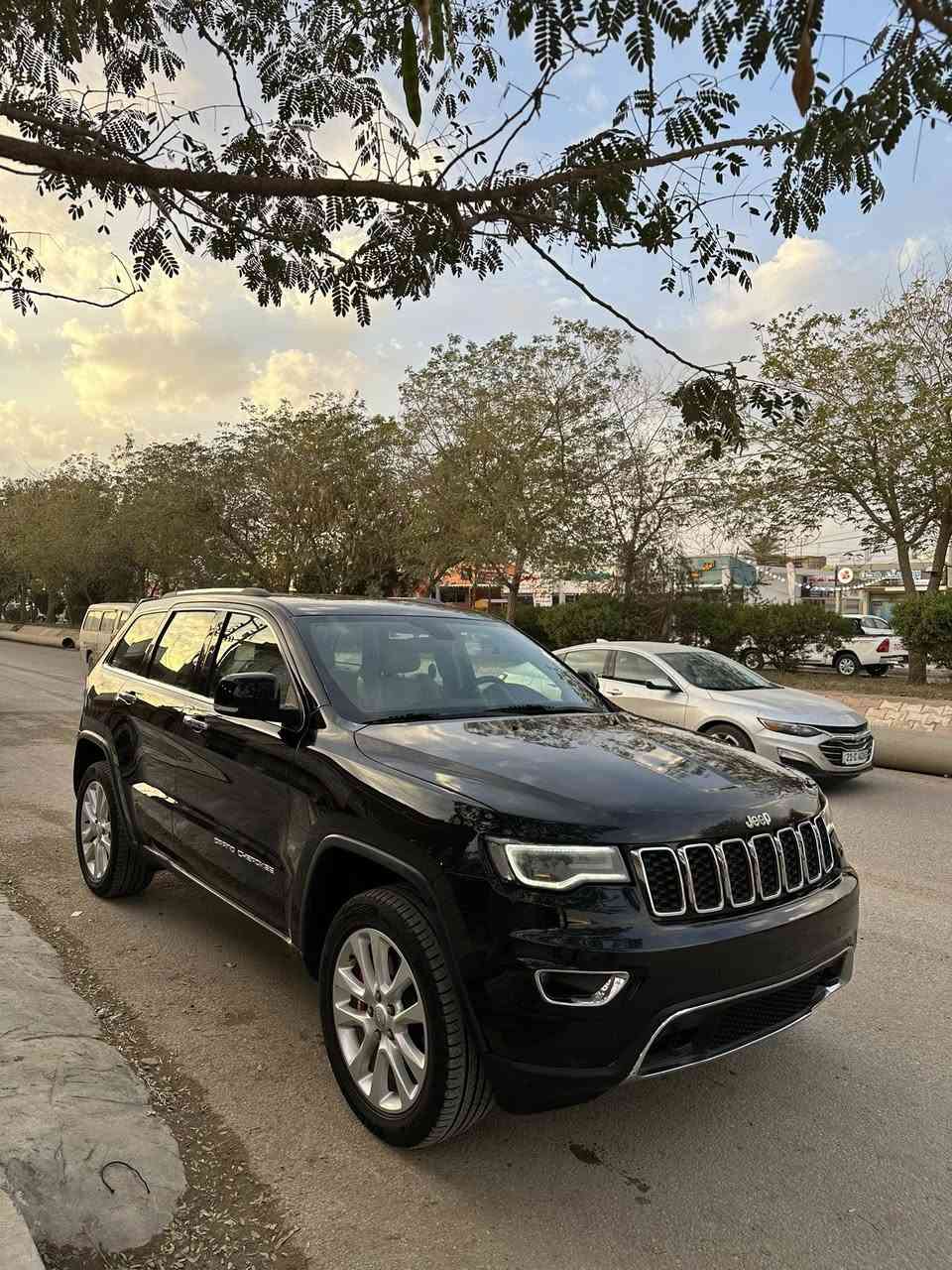 السلام عليكم للبيع جيب موديل 2017 خليجي السيارة فول مواصفات لمتدد
فول مواصفات لمتدد 
جكات تصعد وتنزل 
كشنات كهرباء 
كشنات جلد 
كشنات تدفئه + تبريد 
كشن ذاكرة 
ستيرن كهرباء + هيتر 
اطفاء ذاتي 
تحكمات ستيرن + شفتات 
شاشة كبيرة + كامرة دوارة 
نقطه عمياء 
سقف بنوراما 
12 سماعه 
صندوك كهرباء 
اشاير بالمري + كهرباء 
حساسات امامي خلفي 
فور ويل
ماشية 120 الف حقيقي 
قطعتين تبريد 
السعر 235 وبيها مجال 
تخم تاير جديد 
تخم دسكات 
رقم بغداد تحويل ثاني يوم 
سنوية جديدة 
مكينه كير كفاله عامه 
السيارة كفاله عامه ماعدة البنيد مرشوش اثر اضروك مالطير السونار مرفق مع الصور 
مكان السيارة ديالى المقدادية 
***********
