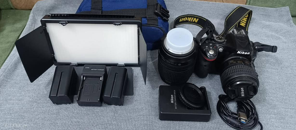 السلام عليكم ورحمة الله
كاميرا نيكون ٥٢٠٠
شاشة قلاب
وياها العدسة الأصلية ام القفل ٥٥/١٨ 
ايضا وياها عدسه ١٤٠/١٨ 
كيبل تحويل تايب سي 
كذلك كيبل تحويل ايفون
بطاريه 
شاحنة 
رامها همين موجود
حزام اصلي 
وياها جنطة مرتبة ام العوازل يعني داخلها سفنج بحيث ماكو شي يطك بشي وينكسر
هود عدسة فلتر حماية العدسة من الكسر
فقط ؟
سعرها ٣٥٠ وانه خادم المكان ناصرية مركز محافظة 
***********
