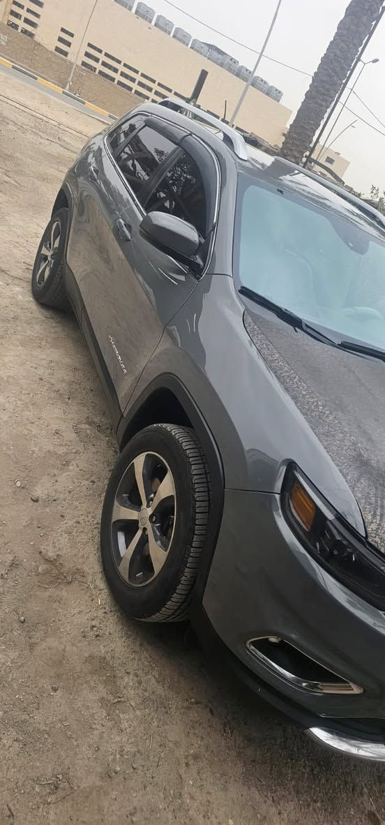 السلام عليكم  للبيع فقط فقط
جيب بزون 2019 السياره 6 سلندر جديده ومناقصه برغي 
محرك+ كير + صدر  بحاله ممتازه 100‎%‎
لون سمنتي فووول موصفات (لمتد )عدى الفتحه
داخل ابيض جلد ملكي 
حادثه بالبجم طخه جدا بسيطه مبدل بنيد فقط الظربه سطحيه جاملغات + راديترات + مروحه كله ابلاد 
السعر 172 ورقه 
بغداد - الدوره 
***********
غير متواجد على الفيس للاتصال فقط
