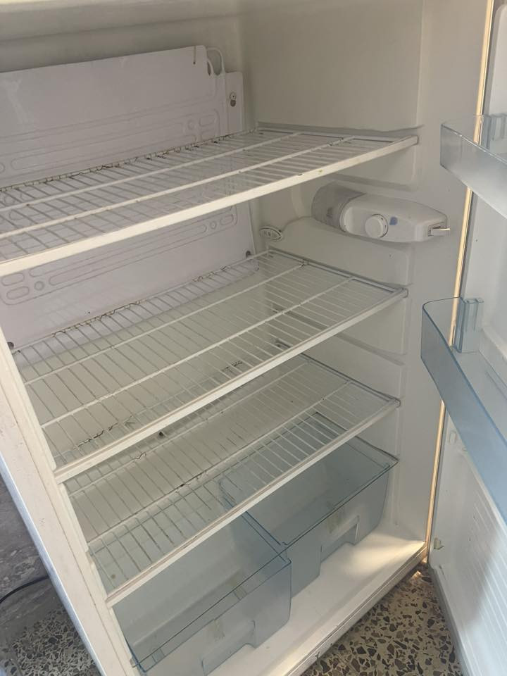 ثلاجة مستعملة للبيع شغالة سعرها 125 الف 

‭0770 276 1662‬
