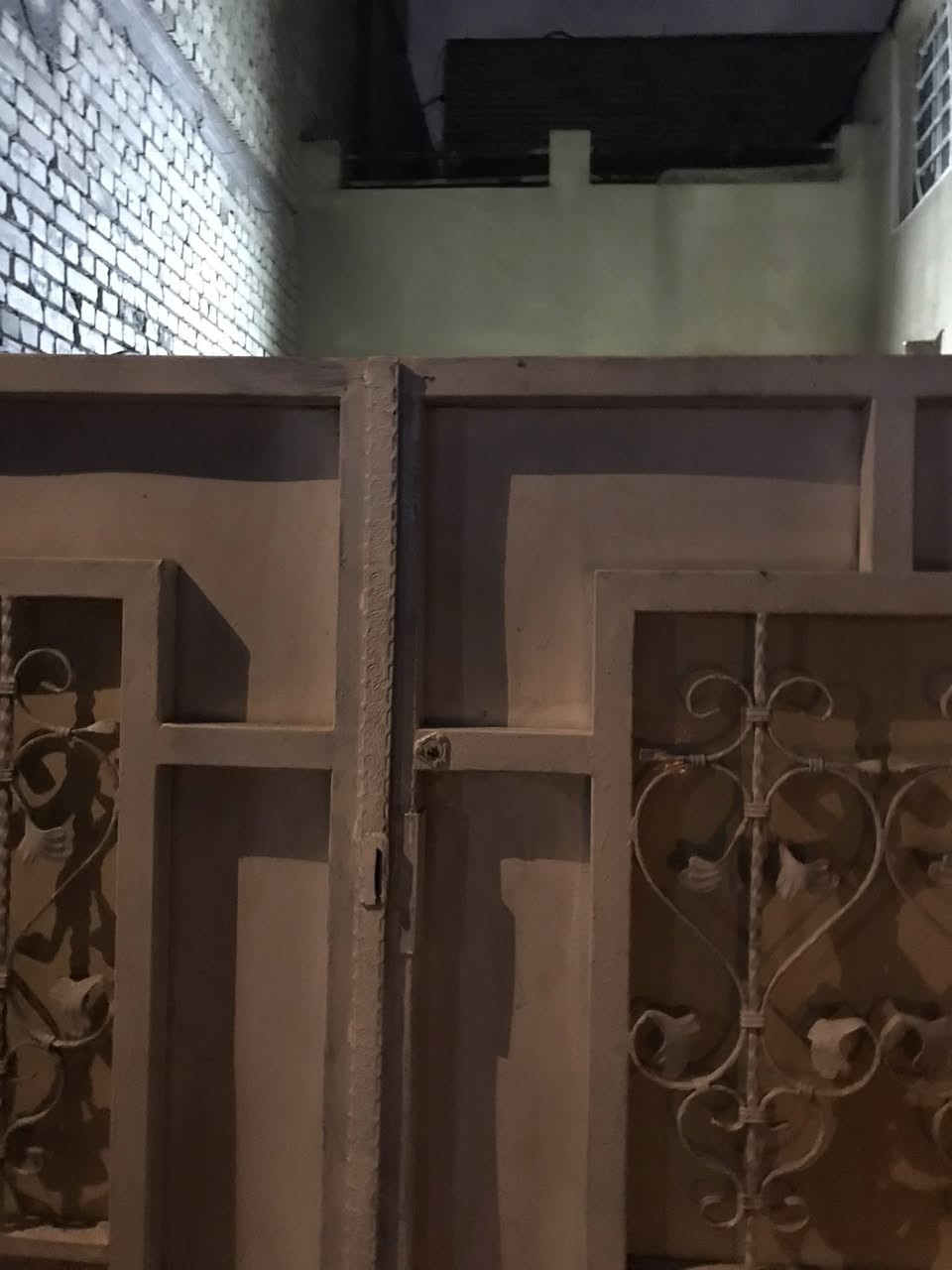 السلام عليكم دار للبيع مساحته ١٠٠م طابو صرف واجهه ١٠ نزال ١٠ م في المعوقين  شارع الوازات يحتوي على كراج استقبال مطبخ صاله غرفة نوم خدمات داخليه وخارجيه السعر ٨٠مليون بي مجال المراجعه مع مكتب دلالية ابو فراس العتابي *********** وابو محمد الشمري ***********🌹🌹🌹🌹
