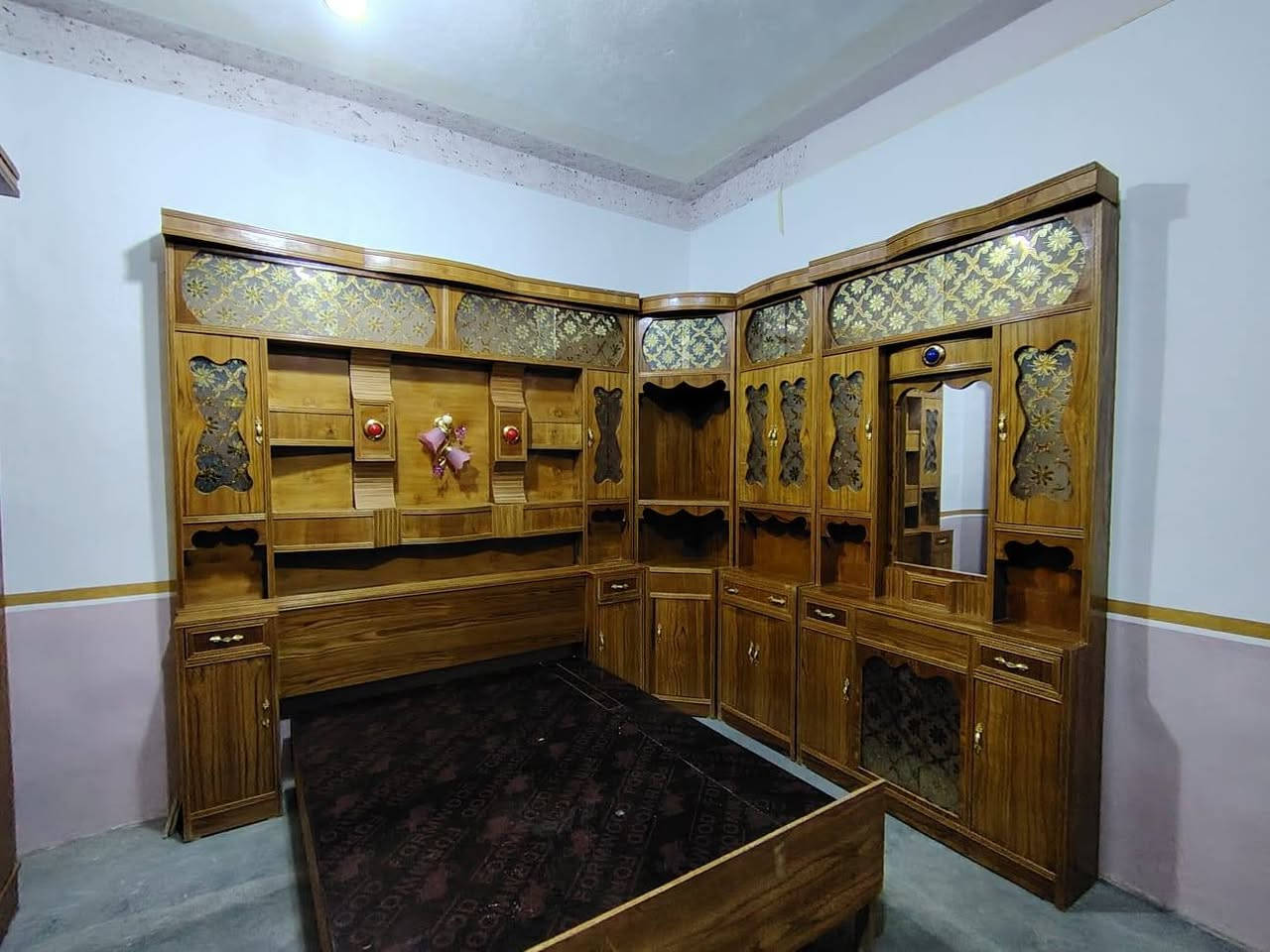 سلام عليكم يوجد غرفت نوم للبيع مستخدم نضافه 90 % 100 مكان الرمانه الربط *********** واتساب
