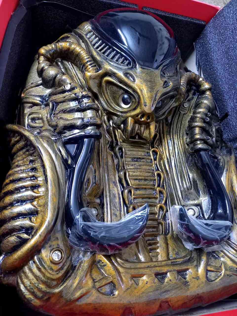 حقيبة ظهر مستوحاة من كائن الزينومورف (Xenomorph) من سلسلة أفلام Alien. 
تتميز بتصميم ثلاثي الأبعاد (3D) يجسد رأس الكائن وتفاصيله المعقدة ثلاثية الابعاد والمنحوتة يدويا
• الجزء المنحوت الأمامي، الظاهر في الصورة، مصنوع من مادة البولي يوريثين (Polyurethane) المقاومة للماء.
الجزء الخلفي: الجزء الخلفي من الحقيبة مصنوع من الجلد الصناعي (synthetic faux leather) المقاوم للماء.
التصميم: مستوحى من أعمال الفنان H.R. Giger.


**إذا كنت صاحب هذا الإعلان وتريد حذفه لأي سبب، رجاءا أرسل رسالة إلى الدعم الفني**