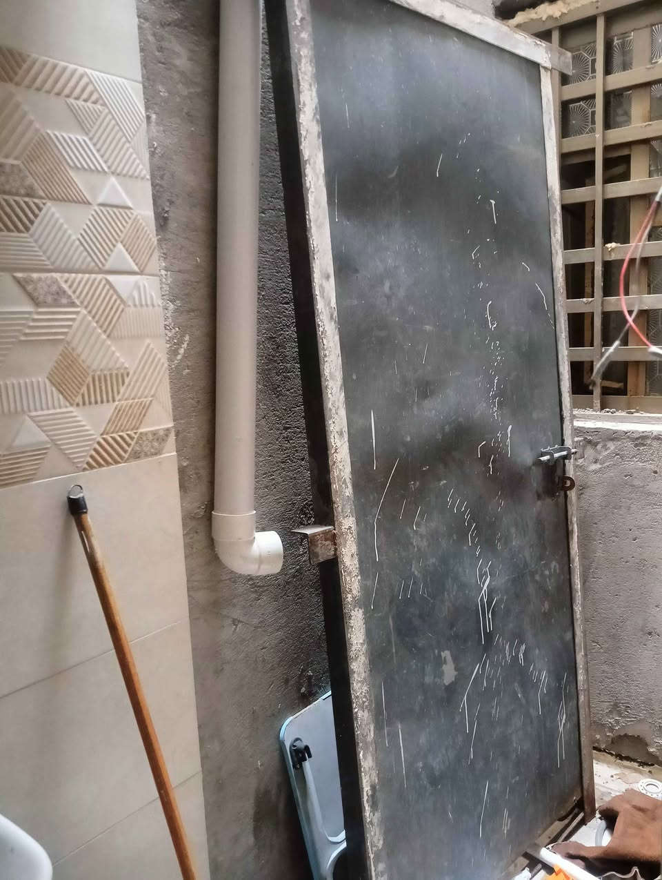 باب حديد مستعمل بحالة جيدة، قوي ومتين، مناسب للسطوح أو المخازن أو الممرات الخارجية.
قياسه كبير ويوفر حماية ممتازة، بي قفل ومفصلات جاهزة للاستخدام.
يحتاج فقط تنظيف أو صبغ حسب الرغبة.
السعر مناسب وللجادين فقط. البصرة, العراق


**إذا كنت صاحب هذا الإعلان وتريد حذفه لأي سبب، رجاءا أرسل رسالة إلى الدعم الفني**
