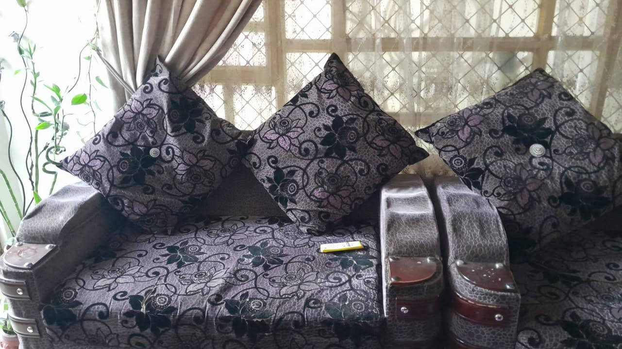 السلام عليكم تخم للبيع سعرة 100 
10 مقاعد نضيف جداا 
الرقم***********
