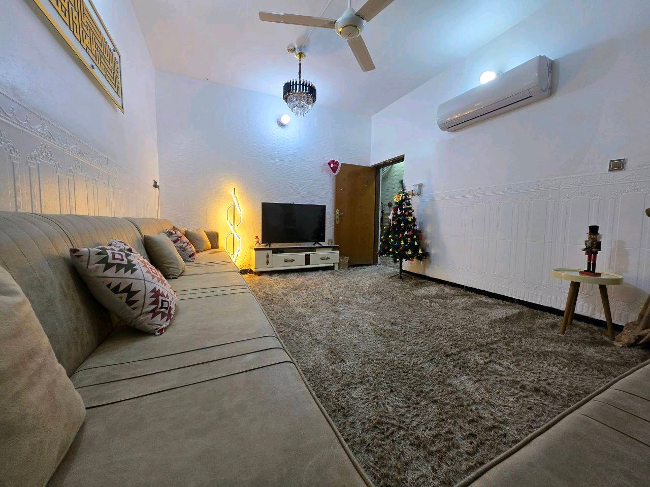 منزل للبيع في الشرطة الخامسة زراعي طابو ٢٥ بصف بيوت الطابو - بناء حديث  منزل بمواصفات ممتازة، نظيف جداً وجاهز للسكن الفوري.
​التفاصيل:
​المساحة: 100 متر مربع.
​الواجهة والنزال: واجهة 5 أمتار ونزال 20 متر.
​التصميم: يحتوي على استقبال، ممر، مدخلين، مطبخ، وصالة.
​الغرف: غرفة نوم واحدة مساحتها 5x5 أمتار (بعرض البيت).
​المرافق: حمام داخلي وآخر خارجي، بالإضافة إلى منور.
​التشطيبات:
​المطبخ والدرج وصولاً للسقف سيراميك بالكامل.
​البيت بصبغ جديد وبناء عام 2021.
​نظافة فائقة، لا يوجد رطوبة أو كاشي متقشر، ولا أي نقص.
​السطح معزول بالايزوكام.
​الخدمات: كهرباء 3 فيز مع ميزانية خارجية مرتبة وسلكترات بيها وميزانية أخرى في المنور ايضا ثري فيز، وكافة الخدمات كاملة (مجاري وغيرها).
​الموقع: الشرطة الخامسة، قرب حسينيه السيدة رقيه.
​السعر: ٩٠ مليون دينار عراقي (قابل للتفاوض).
للاستفسار الاتصال على الرقم 
***********