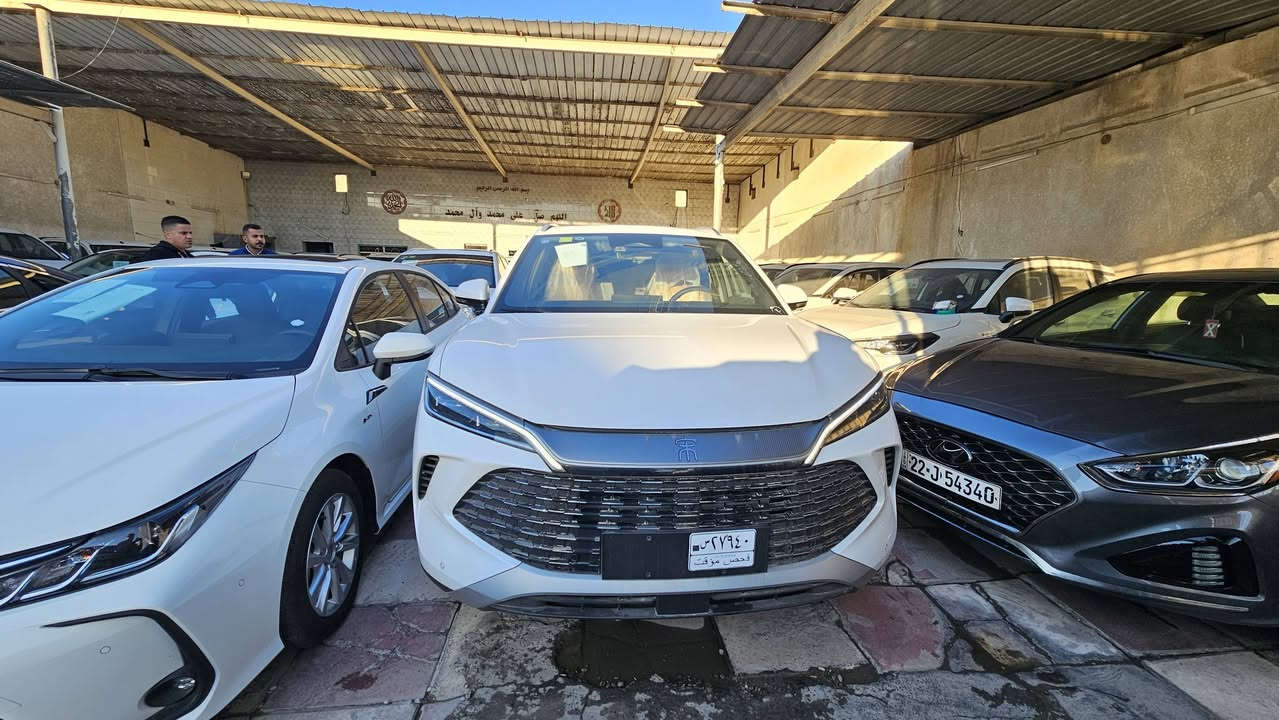 BYD SONGL
يسرنا الإعلان عن وصول دفعة جديدة من سيارات BYD سونك لارج موديل 2025.

تتميز هذه الفئة بالمواصفات الكاملة التالية:

*   رادار أمامي متطور.
*   نظام تحديد المسار، مثبت السرعة التكيفي، ونظام التعرف على المشاة.
*   نظام كاميرات محيطية 360 درجة.
*   مقاعد أمامية كهربائية مع خاصيتي التدفئة والتبريد.
*   فرش داخلي من الجلد الفاخر.
*   شاشة عرض متعددة الأبعاد (طول وعرض).
*   عجلة قيادة متعددة الوظائف.
*   نظام تحكم متكامل في جميع خصائص السيارة عبر الشاشة المركزية.

العنوان: بغداد، البياع، الشارع الثالث، شركة طريق الفخامة.

للاستفسار، يرجى الاتصال على الرقم: ***********.
