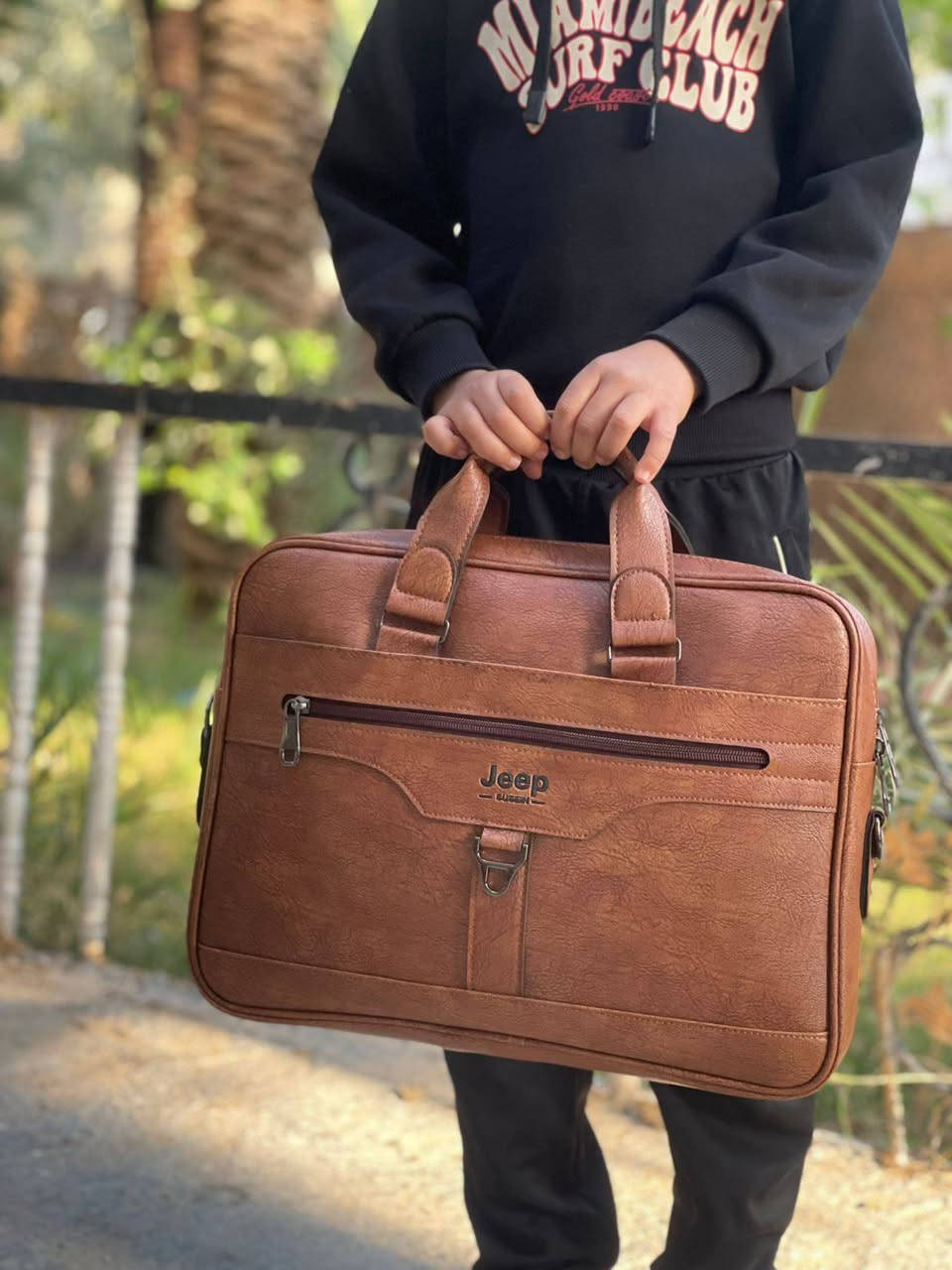 #حقائب_برشوت_وقماش_وجلدللموظفين_والطلبةوللحاسبات  (( جملة ومفرد))
ينفرد مكتبنا بتلك الحقائب دون غيره من حيث الشكل والجودة..  أما الحقائب الجلد فهي من الدرجة الأولى كونها استيرادنا الخاص.  

  الحمزة الشرقي شارع الهوى قرب المصور استاذ مسعود مقابل منزلية شمس الغري ***********
