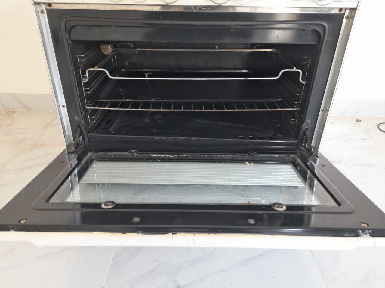 طباخ للبيع ايطالي نظيف كله شغال اتصل على الرقم ***********
